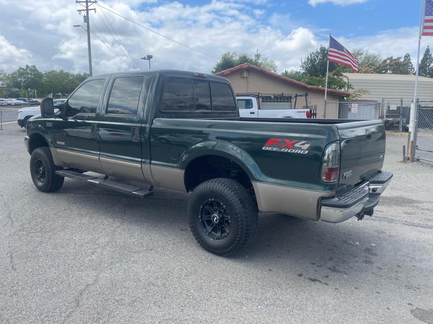 2003 Dark Highland Green Metallic/Arizona Beige Metalli Ford F-250 Super Duty Lariat (1FTNW21P03E) with an Power Stroke 6.0L Diesel Turbo V8 325hp 560ft. lbs. Other engine, 5-Speed Automatic transmission, located at 800 Riverside Ave, Roseville, CA, 95678, (916) 773-4549, 38.732265, -121.291039 - Photo#2