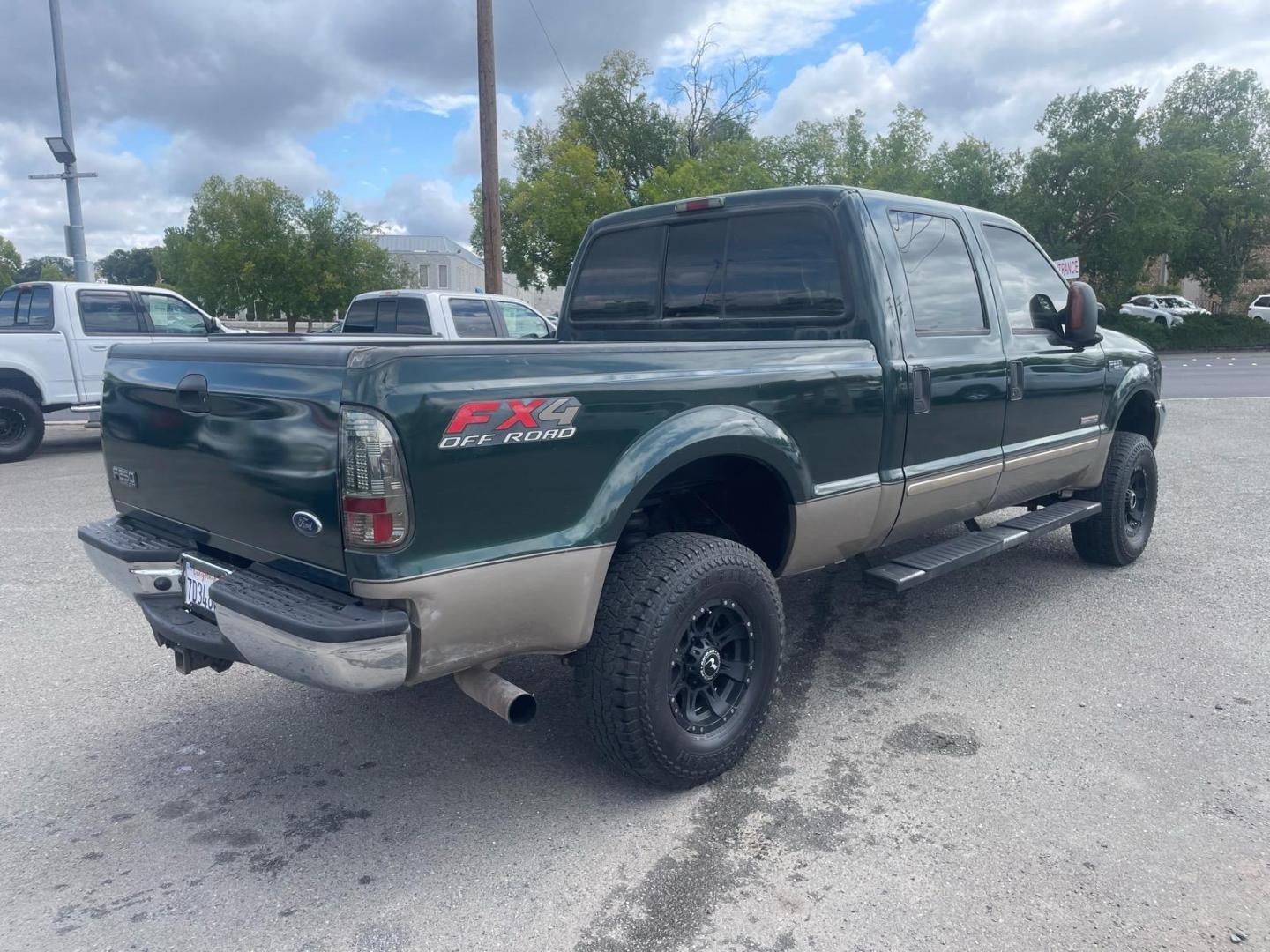 2003 Dark Highland Green Metallic/Arizona Beige Metalli Ford F-250 Super Duty Lariat (1FTNW21P03E) with an Power Stroke 6.0L Diesel Turbo V8 325hp 560ft. lbs. Other engine, 5-Speed Automatic transmission, located at 800 Riverside Ave, Roseville, CA, 95678, (916) 773-4549, 38.732265, -121.291039 - Photo#4