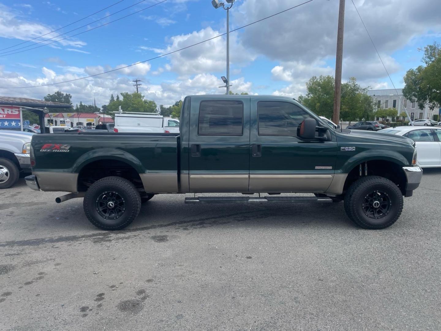 2003 Dark Highland Green Metallic/Arizona Beige Metalli Ford F-250 Super Duty Lariat (1FTNW21P03E) with an Power Stroke 6.0L Diesel Turbo V8 325hp 560ft. lbs. Other engine, 5-Speed Automatic transmission, located at 800 Riverside Ave, Roseville, CA, 95678, (916) 773-4549, 38.732265, -121.291039 - Photo#5
