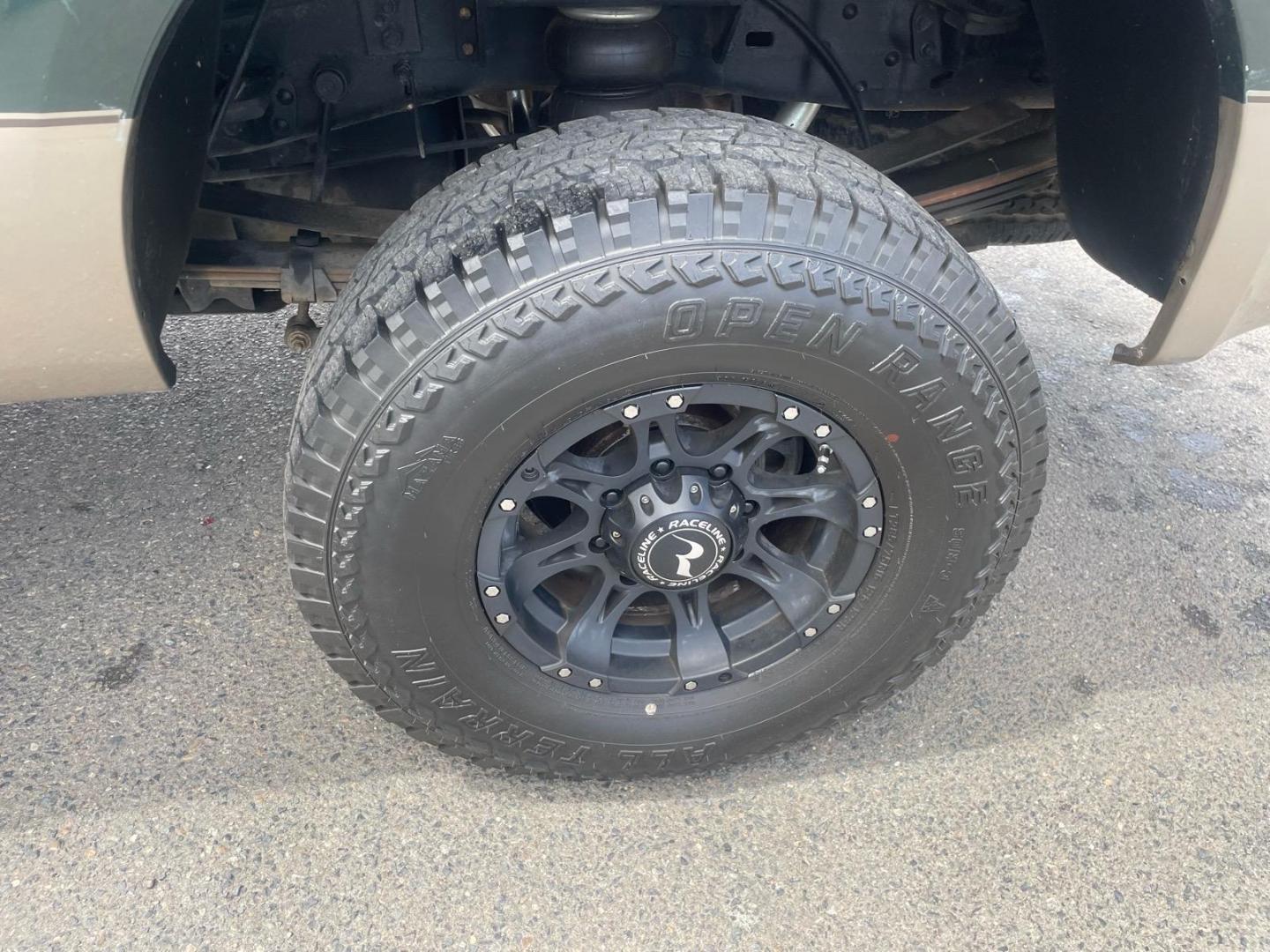 2003 Dark Highland Green Metallic/Arizona Beige Metalli Ford F-250 Super Duty Lariat (1FTNW21P03E) with an Power Stroke 6.0L Diesel Turbo V8 325hp 560ft. lbs. Other engine, 5-Speed Automatic transmission, located at 800 Riverside Ave, Roseville, CA, 95678, (916) 773-4549, 38.732265, -121.291039 - Photo#10
