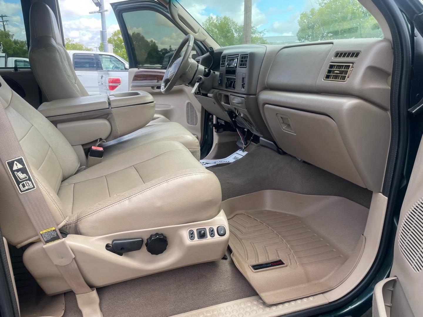 2003 Dark Highland Green Metallic/Arizona Beige Metalli Ford F-250 Super Duty Lariat (1FTNW21P03E) with an Power Stroke 6.0L Diesel Turbo V8 325hp 560ft. lbs. Other engine, 5-Speed Automatic transmission, located at 800 Riverside Ave, Roseville, CA, 95678, (916) 773-4549, 38.732265, -121.291039 - Photo#13