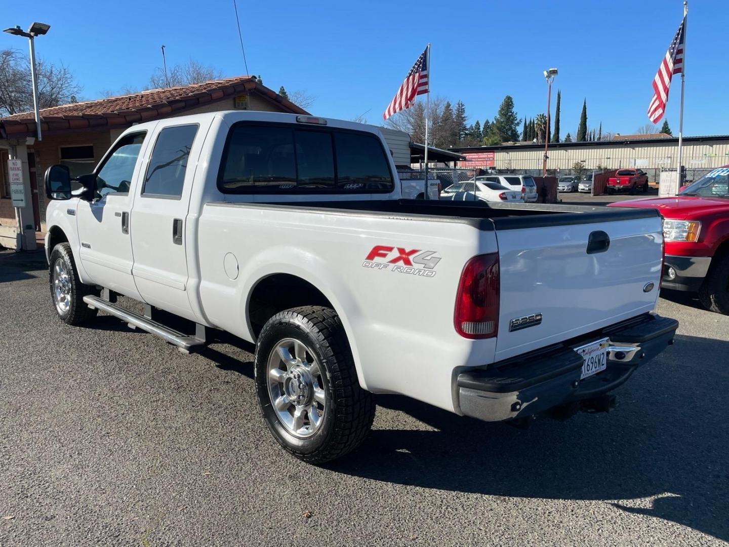 2007 Oxford White Clearcoat Ford F-250 Super Duty Lariat (1FTSW21P17E) with an 6.0L 6.0L Turbo Diesel V8 OHV 32V Direct Injection engine, 5-Speed Automatic transmission, located at 800 Riverside Ave, Roseville, CA, 95678, (916) 773-4549, 38.732265, -121.291039 - DIESEL CREW CAB 4X4 FX4 LARIAT LOW MILES - Photo#2