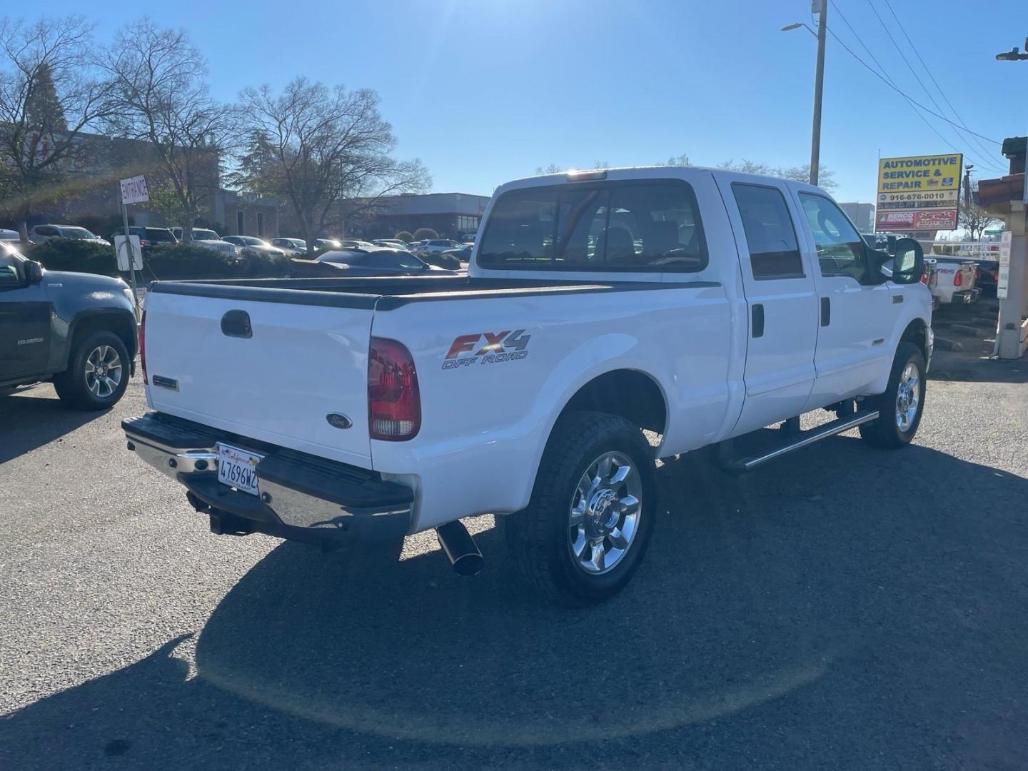 2007 Oxford White Clearcoat Ford F-250 Super Duty Lariat (1FTSW21P17E) with an 6.0L 6.0L Turbo Diesel V8 OHV 32V Direct Injection engine, 5-Speed Automatic transmission, located at 800 Riverside Ave, Roseville, CA, 95678, (916) 773-4549, 38.732265, -121.291039 - DIESEL CREW CAB 4X4 FX4 LARIAT LOW MILES - Photo#3