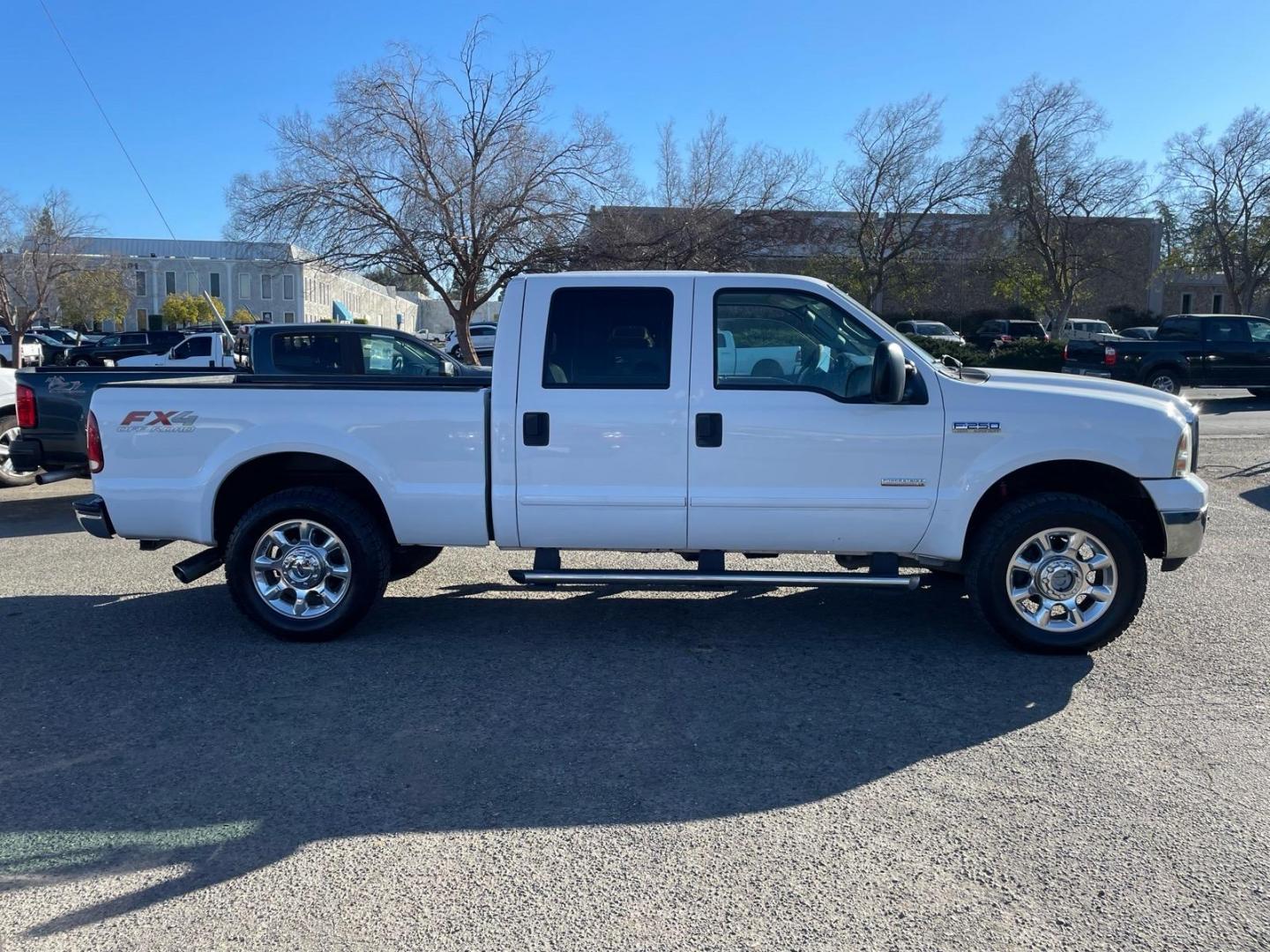 2007 Oxford White Clearcoat Ford F-250 Super Duty Lariat (1FTSW21P17E) with an 6.0L 6.0L Turbo Diesel V8 OHV 32V Direct Injection engine, 5-Speed Automatic transmission, located at 800 Riverside Ave, Roseville, CA, 95678, (916) 773-4549, 38.732265, -121.291039 - Photo#5