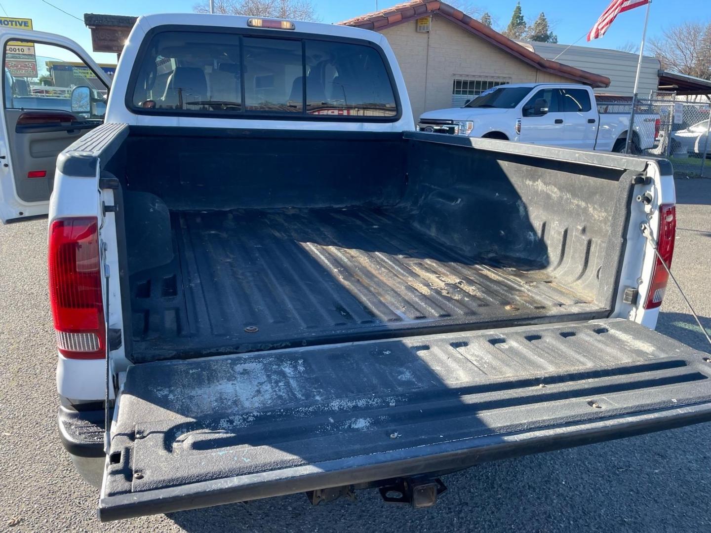 2007 Oxford White Clearcoat Ford F-250 Super Duty Lariat (1FTSW21P17E) with an 6.0L 6.0L Turbo Diesel V8 OHV 32V Direct Injection engine, 5-Speed Automatic transmission, located at 800 Riverside Ave, Roseville, CA, 95678, (916) 773-4549, 38.732265, -121.291039 - DIESEL CREW CAB 4X4 FX4 LARIAT LOW MILES - Photo#9