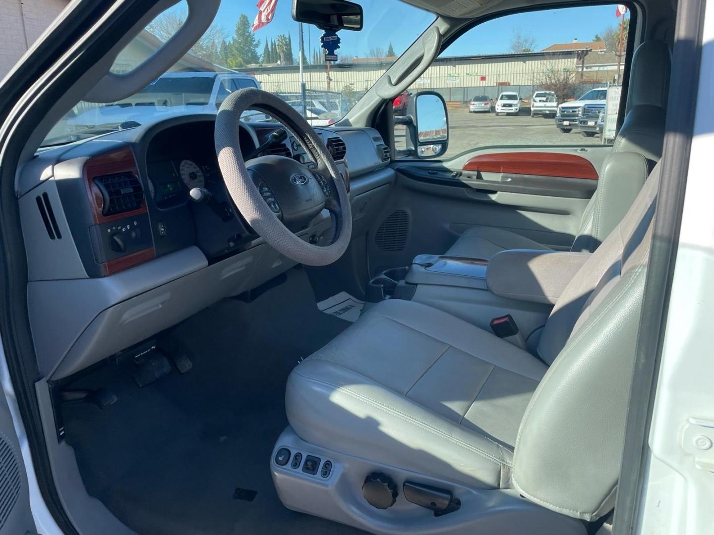 2007 Oxford White Clearcoat Ford F-250 Super Duty Lariat (1FTSW21P17E) with an 6.0L 6.0L Turbo Diesel V8 OHV 32V Direct Injection engine, 5-Speed Automatic transmission, located at 800 Riverside Ave, Roseville, CA, 95678, (916) 773-4549, 38.732265, -121.291039 - Photo#10