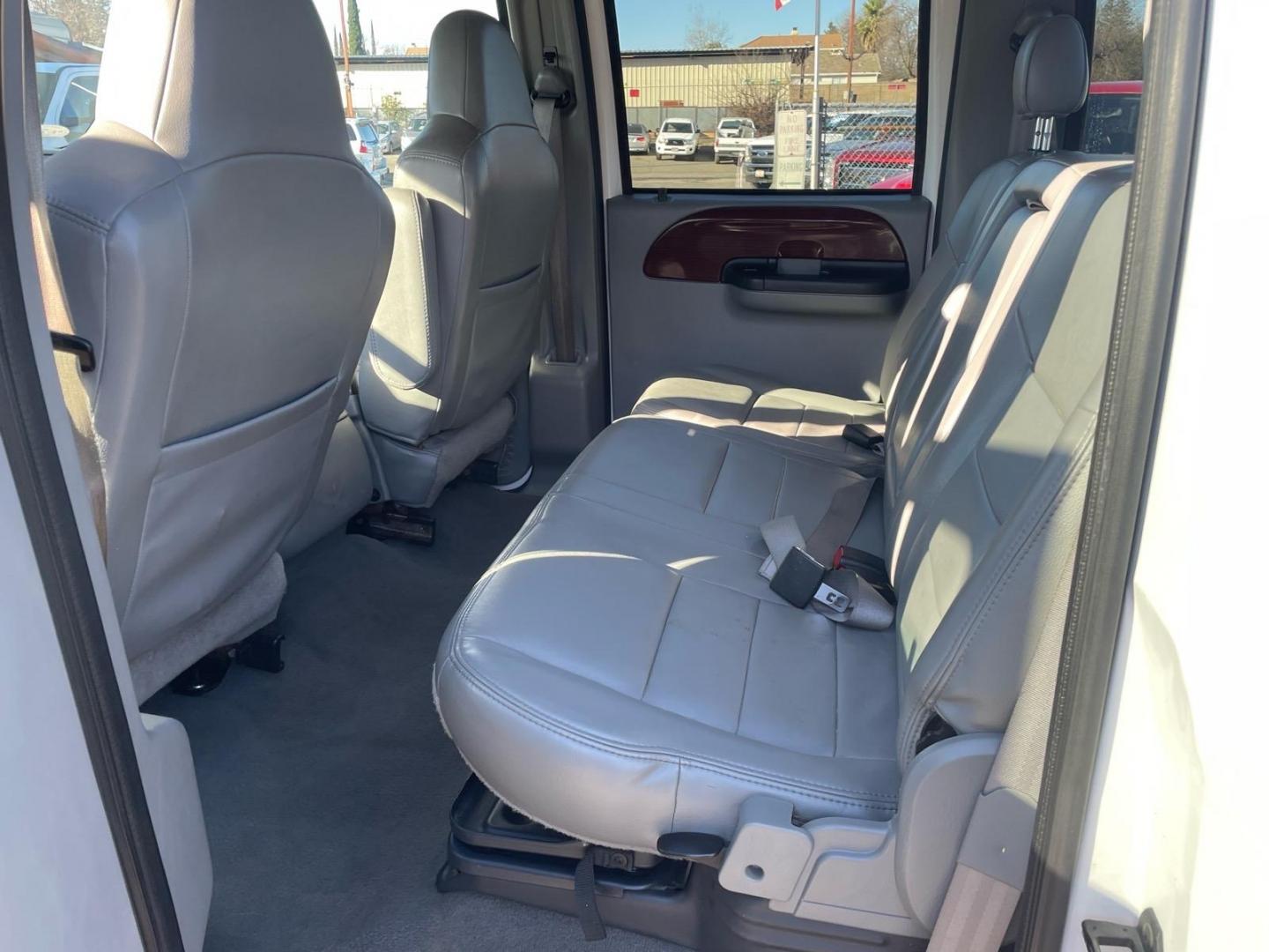 2007 Oxford White Clearcoat Ford F-250 Super Duty Lariat (1FTSW21P17E) with an 6.0L 6.0L Turbo Diesel V8 OHV 32V Direct Injection engine, 5-Speed Automatic transmission, located at 800 Riverside Ave, Roseville, CA, 95678, (916) 773-4549, 38.732265, -121.291039 - DIESEL CREW CAB 4X4 FX4 LARIAT LOW MILES - Photo#11