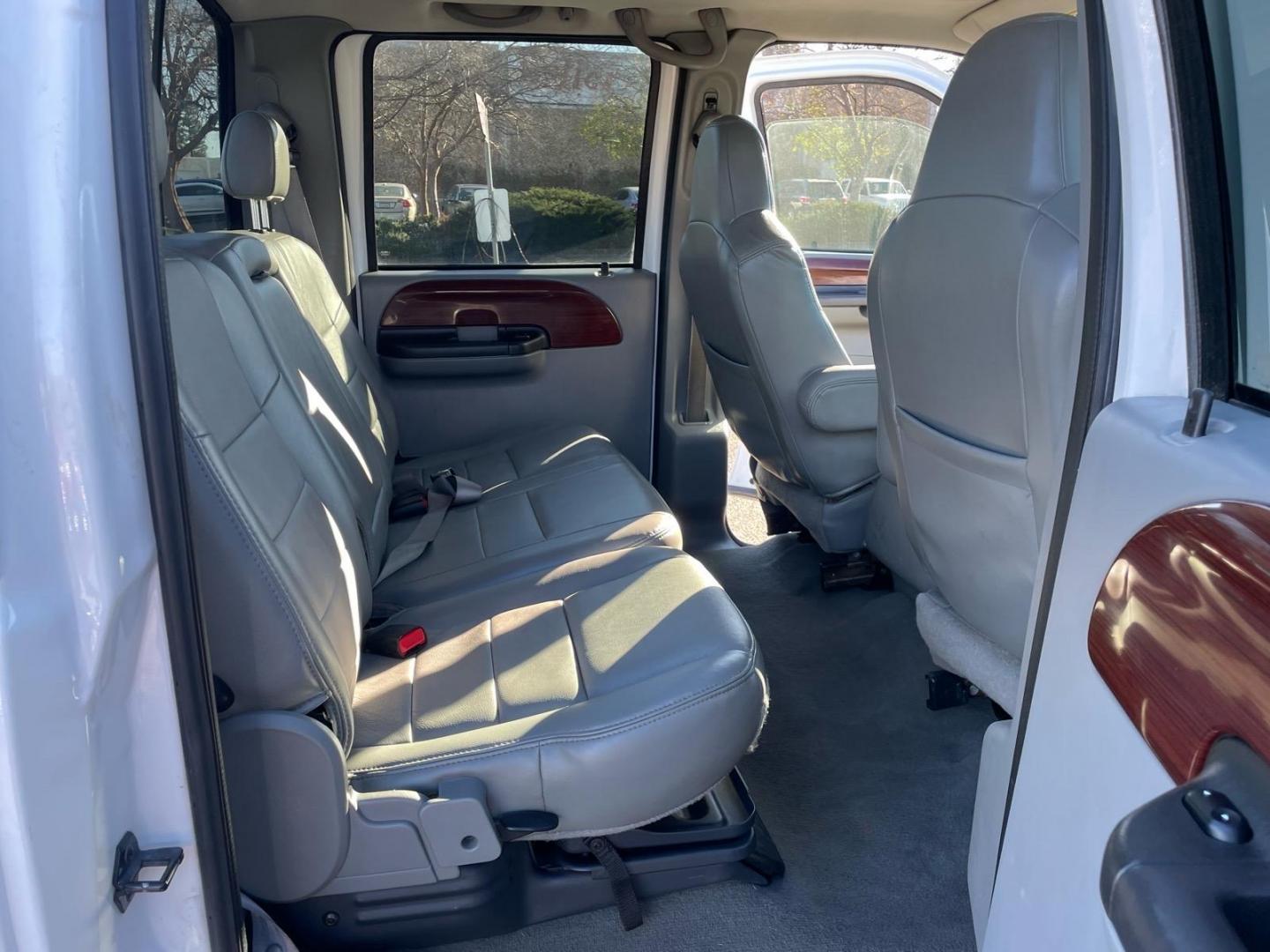 2007 Oxford White Clearcoat Ford F-250 Super Duty Lariat (1FTSW21P17E) with an 6.0L 6.0L Turbo Diesel V8 OHV 32V Direct Injection engine, 5-Speed Automatic transmission, located at 800 Riverside Ave, Roseville, CA, 95678, (916) 773-4549, 38.732265, -121.291039 - Photo#12