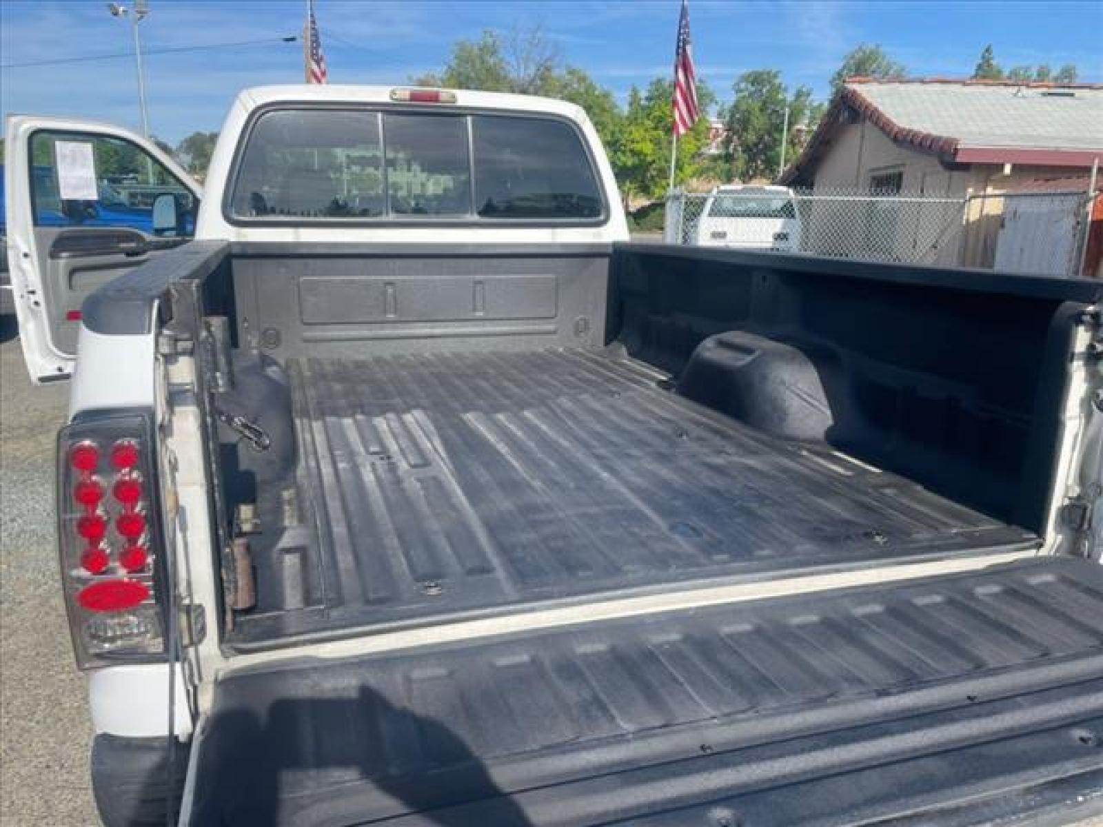 2006 Oxford White Clearcoat Ford F-250 Super Duty XLT (1FTSW21P26E) with an 6.0L Power Stroke 6.0L Diesel Direct Injection engine, 5-Speed Automatic transmission, located at 800 Riverside Ave, Roseville, CA, 95678, (916) 773-4549, 38.732265, -121.291039 - DIESEL CREW CAB 4X4 FX4 XLT PARKING SENSORS NEW EGR AND OIL COOLER SERVICE RECORDS ON CLEAN CARFAX - Photo #8