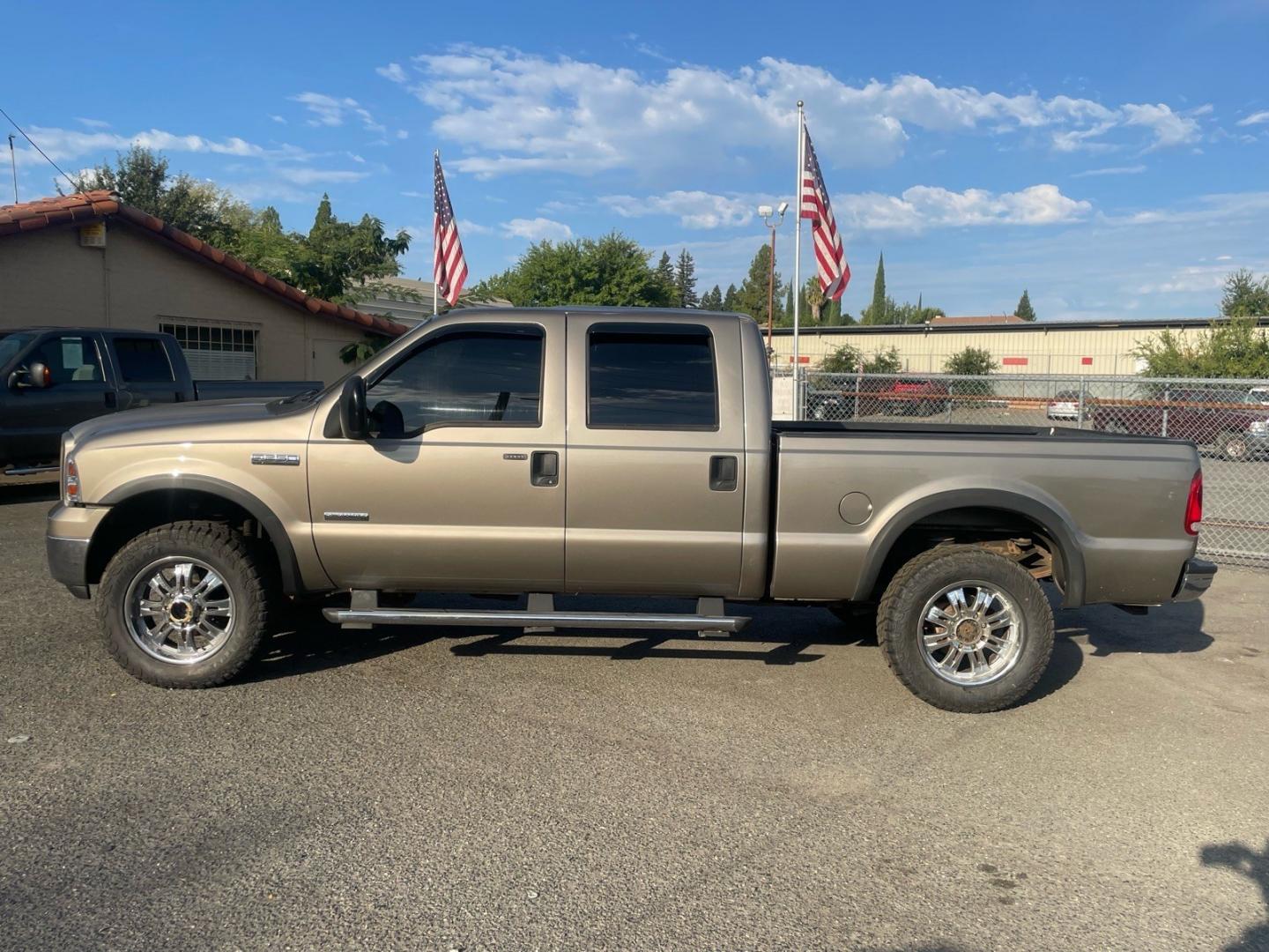 2006 Arizona Beige Clearcoat Metallic Ford F-250 Super Duty Lariat (1FTSW21P76E) with an 6.0L Power Stroke 6.0L Diesel Turbo V8 325hp 560ft. lbs. Direct Injection engine, 5-Speed Automatic transmission, located at 800 Riverside Ave, Roseville, CA, 95678, (916) 773-4549, 38.732265, -121.291039 - DIESEL CREW CAB 4X4 LARIAT MOON ROOF- Photo#4