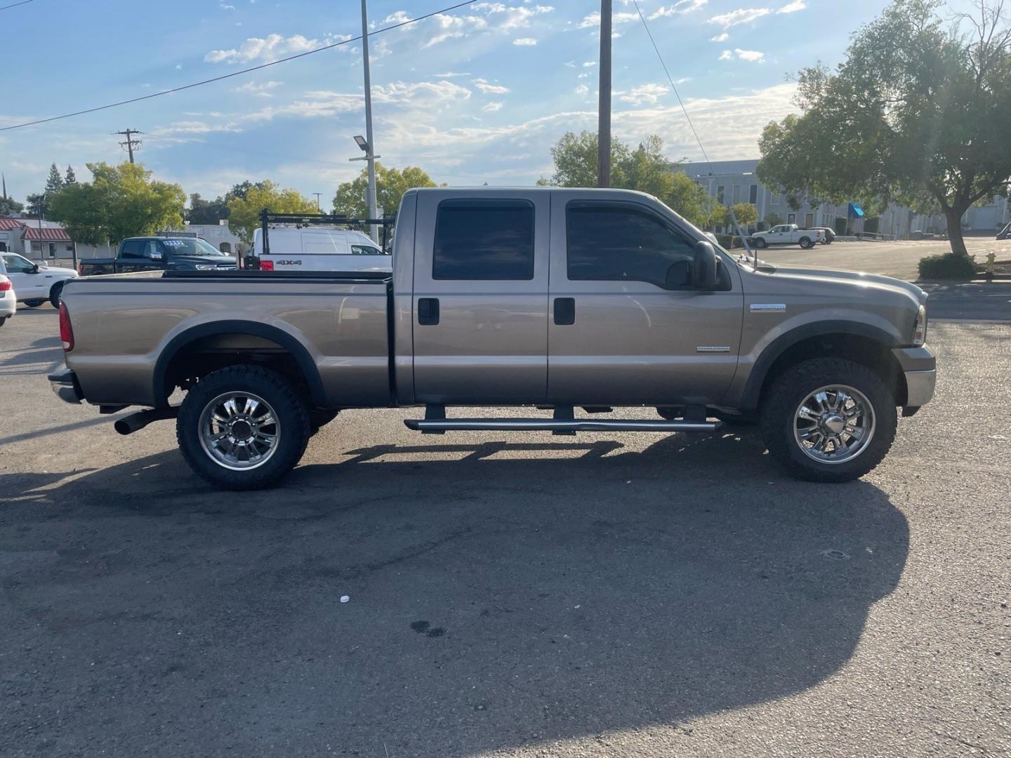 2006 Arizona Beige Clearcoat Metallic Ford F-250 Super Duty Lariat (1FTSW21P76E) with an 6.0L Power Stroke 6.0L Diesel Turbo V8 325hp 560ft. lbs. Direct Injection engine, 5-Speed Automatic transmission, located at 800 Riverside Ave, Roseville, CA, 95678, (916) 773-4549, 38.732265, -121.291039 - DIESEL CREW CAB 4X4 LARIAT MOON ROOF- Photo#5
