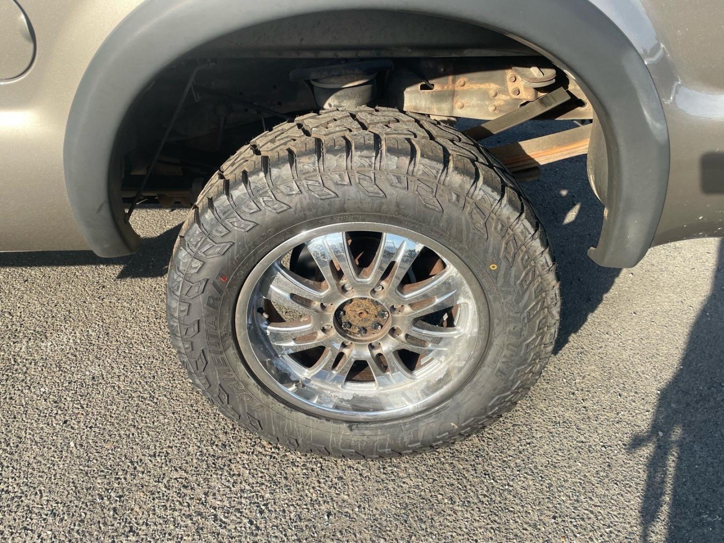 2006 Arizona Beige Clearcoat Metallic Ford F-250 Super Duty Lariat (1FTSW21P76E) with an 6.0L Power Stroke 6.0L Diesel Turbo V8 325hp 560ft. lbs. Direct Injection engine, 5-Speed Automatic transmission, located at 800 Riverside Ave, Roseville, CA, 95678, (916) 773-4549, 38.732265, -121.291039 - DIESEL CREW CAB 4X4 LARIAT MOON ROOF- Photo#6