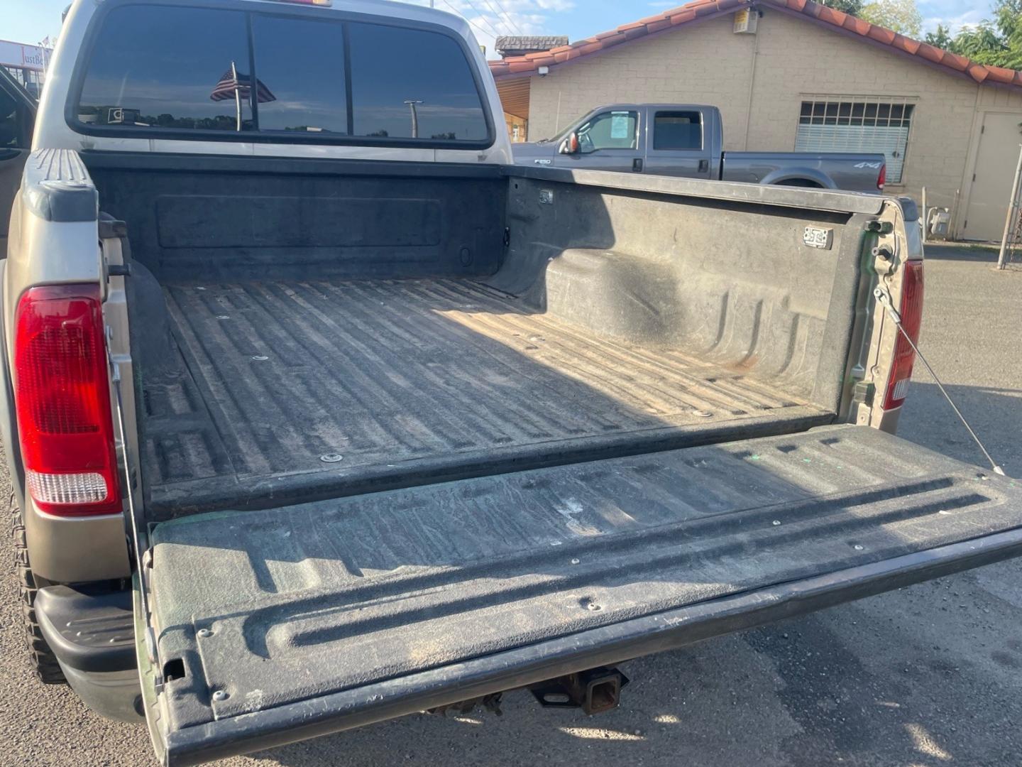 2006 Arizona Beige Clearcoat Metallic Ford F-250 Super Duty Lariat (1FTSW21P76E) with an 6.0L Power Stroke 6.0L Diesel Turbo V8 325hp 560ft. lbs. Direct Injection engine, 5-Speed Automatic transmission, located at 800 Riverside Ave, Roseville, CA, 95678, (916) 773-4549, 38.732265, -121.291039 - DIESEL CREW CAB 4X4 LARIAT MOON ROOF- Photo#9