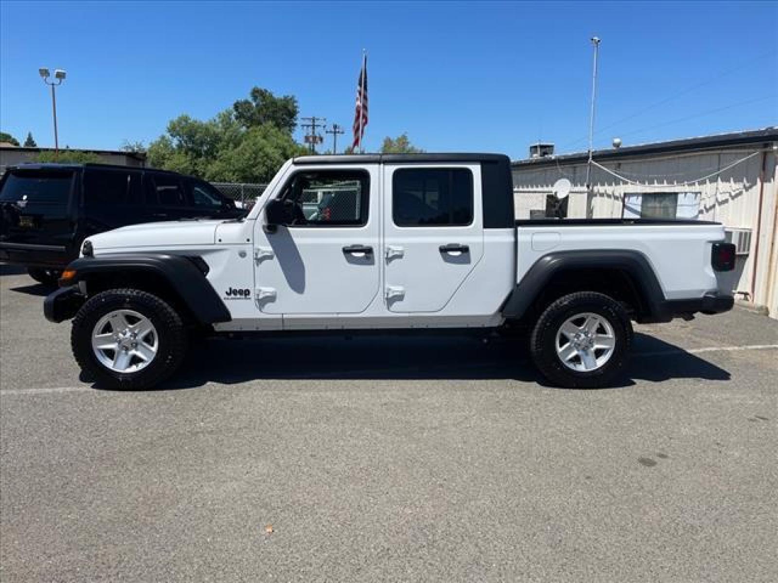 2020 Bright White Clear Coat Jeep Gladiator Sport S (1C6HJTAG1LL) with an 3.6L 3.6L V6 285hp 260ft. lbs. Sequential Multiport Fuel Injection engine, 8-Speed Shiftable Automatic transmission, located at 800 Riverside Ave, Roseville, CA, 95678, (916) 773-4549, 38.732265, -121.291039 - Photo #4
