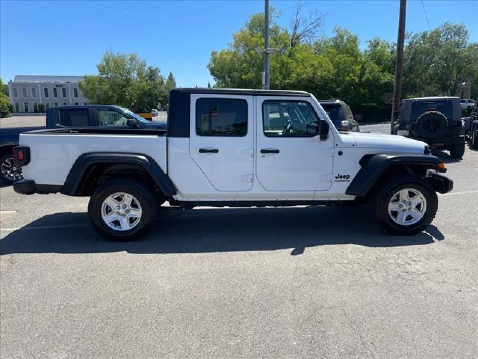 2020 Bright White Clear Coat Jeep Gladiator Sport S (1C6HJTAG1LL) with an 3.6L 3.6L V6 285hp 260ft. lbs. Sequential Multiport Fuel Injection engine, 8-Speed Shiftable Automatic transmission, located at 800 Riverside Ave, Roseville, CA, 95678, (916) 773-4549, 38.732265, -121.291039 - 4X4 SPORT 49K MILES ONE OWNER CLEAN CARFAX - Photo #5