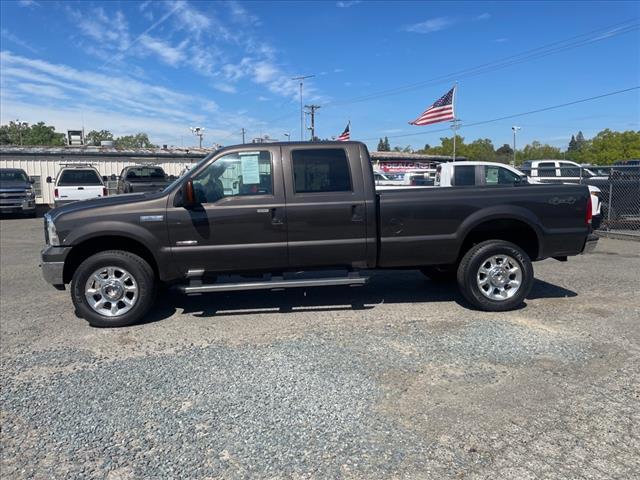 2005 Dark Stone Clearcoat Metallic Ford F-350 Super Duty XLT (1FTWW31P45E) with an 6.0L Power Stroke 6.0L Diesel Turbo V8 325hp 560ft. lbs. Direct Injection engine, 5-Speed Automatic transmission, located at 800 Riverside Ave, Roseville, CA, 95678, 916-773-4549 & Toll Free: 866-719-4393, 38.732265, -121.291039 - DIESEL CREW CAB 4X4 90K MILES CLEAN CARFAX - Photo #4