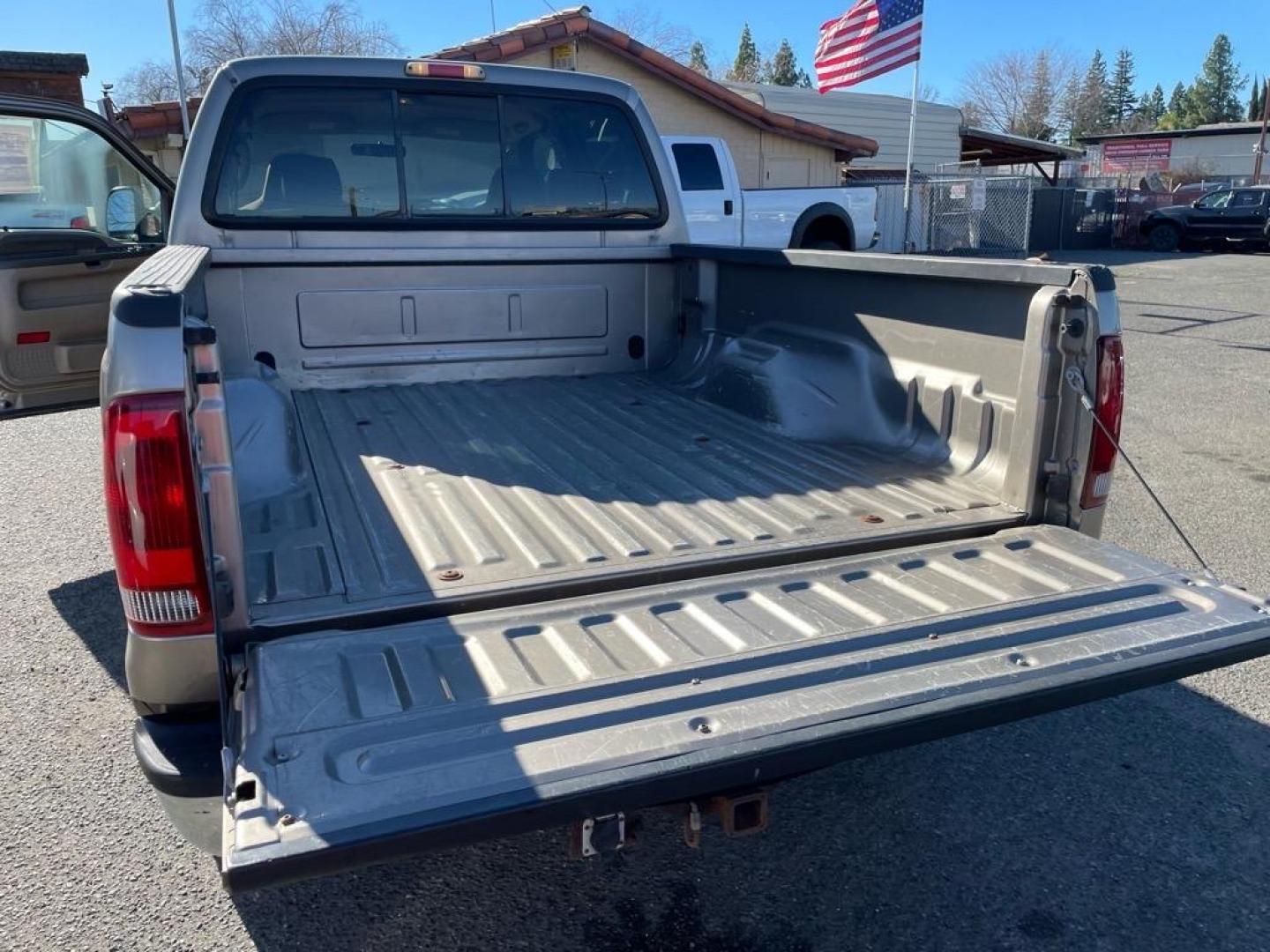 2004 Arizona Beige Clearcoat Metallic Ford F-250 Super Duty XLT (1FTNW21P04E) with an Power Stroke 6.0L Diesel Turbo V8 325hp 560ft. lbs. Other engine, 5-Speed Automatic transmission, located at 800 Riverside Ave, Roseville, CA, 95678, (916) 773-4549, 38.732265, -121.291039 - Photo#10
