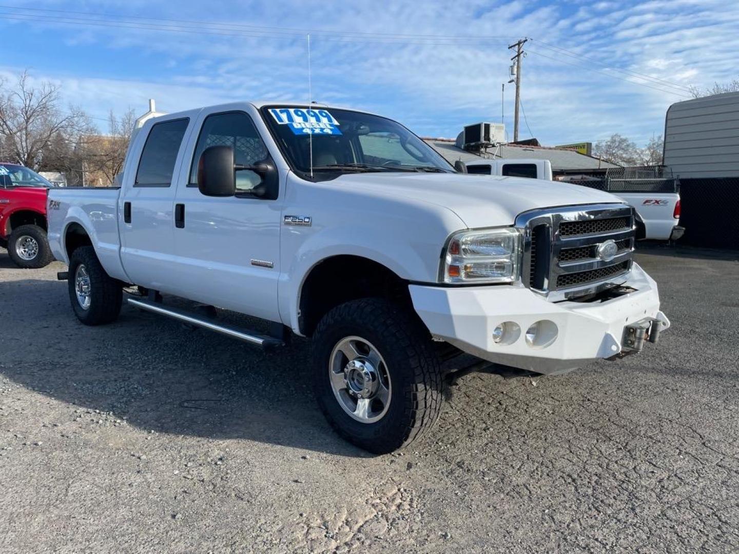 2005 Oxford White Clearcoat Ford F-250 Super Duty Lariat (1FTSW21P35E) with an 6.0L Power Stroke 6.0L Diesel Turbo V8 325hp 560ft. lbs. Direct Injection engine, 5-Speed Automatic transmission, located at 800 Riverside Ave, Roseville, CA, 95678, (916) 773-4549, 38.732265, -121.291039 - DIESEL CREW CAB 4X4 FX4 LARIAT LIFTGATE WINCH - Photo#1