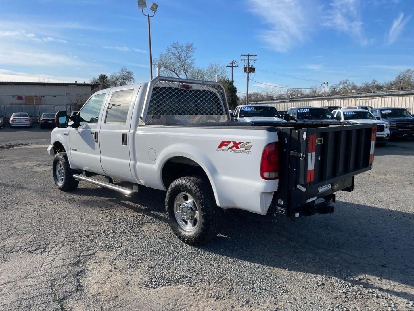 2005 Oxford White Clearcoat Ford F-250 Super Duty Lariat (1FTSW21P35E) with an 6.0L Power Stroke 6.0L Diesel Turbo V8 325hp 560ft. lbs. Direct Injection engine, 5-Speed Automatic transmission, located at 800 Riverside Ave, Roseville, CA, 95678, (916) 773-4549, 38.732265, -121.291039 - DIESEL CREW CAB 4X4 FX4 LARIAT LIFTGATE WINCH - Photo#2