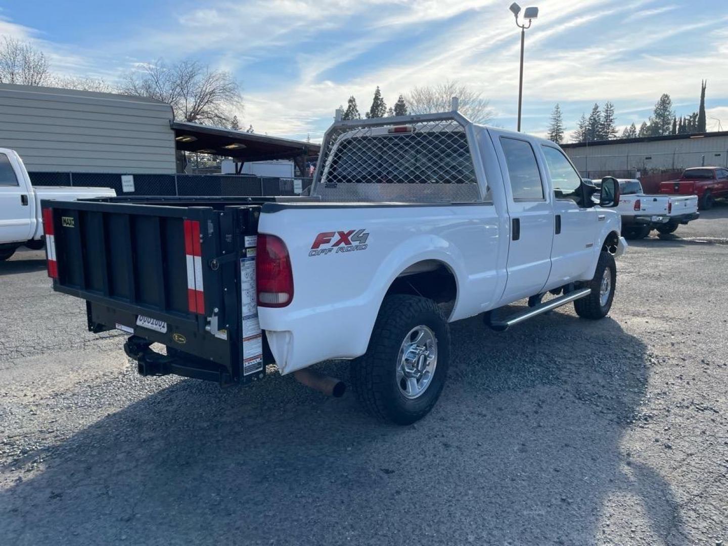 2005 Oxford White Clearcoat Ford F-250 Super Duty Lariat (1FTSW21P35E) with an 6.0L Power Stroke 6.0L Diesel Turbo V8 325hp 560ft. lbs. Direct Injection engine, 5-Speed Automatic transmission, located at 800 Riverside Ave, Roseville, CA, 95678, (916) 773-4549, 38.732265, -121.291039 - DIESEL CREW CAB 4X4 FX4 LARIAT LIFTGATE WINCH - Photo#3