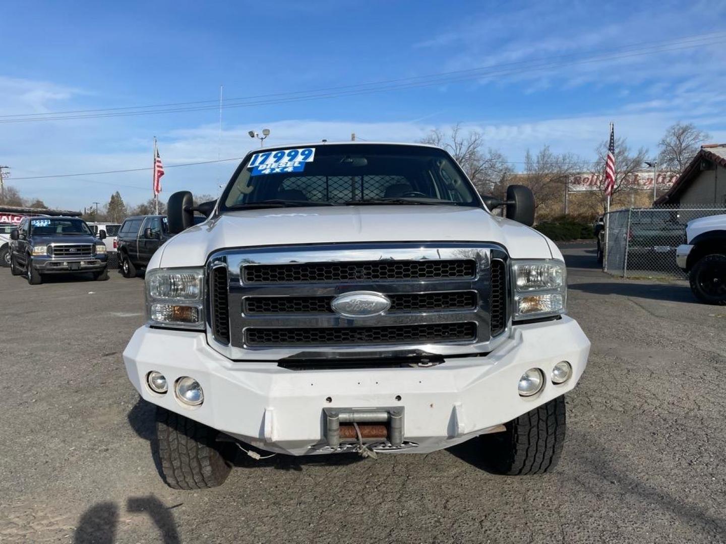 2005 Oxford White Clearcoat Ford F-250 Super Duty Lariat (1FTSW21P35E) with an 6.0L Power Stroke 6.0L Diesel Turbo V8 325hp 560ft. lbs. Direct Injection engine, 5-Speed Automatic transmission, located at 800 Riverside Ave, Roseville, CA, 95678, (916) 773-4549, 38.732265, -121.291039 - DIESEL CREW CAB 4X4 FX4 LARIAT LIFTGATE WINCH - Photo#7