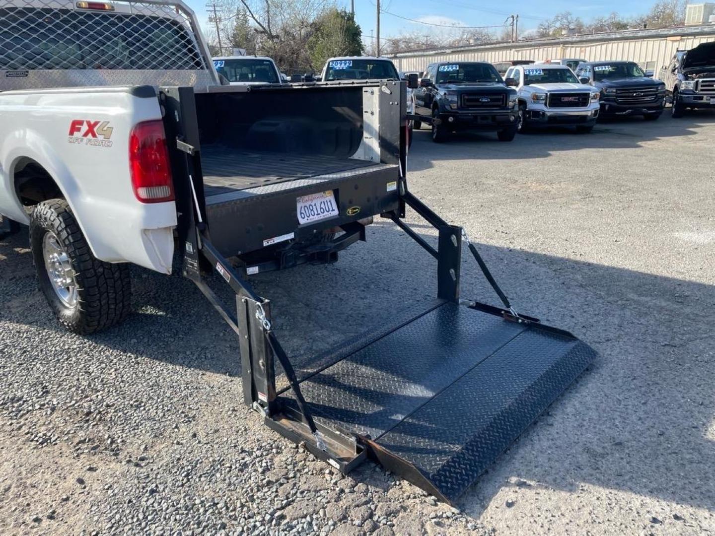 2005 Oxford White Clearcoat Ford F-250 Super Duty Lariat (1FTSW21P35E) with an 6.0L Power Stroke 6.0L Diesel Turbo V8 325hp 560ft. lbs. Direct Injection engine, 5-Speed Automatic transmission, located at 800 Riverside Ave, Roseville, CA, 95678, (916) 773-4549, 38.732265, -121.291039 - DIESEL CREW CAB 4X4 FX4 LARIAT LIFTGATE WINCH - Photo#11