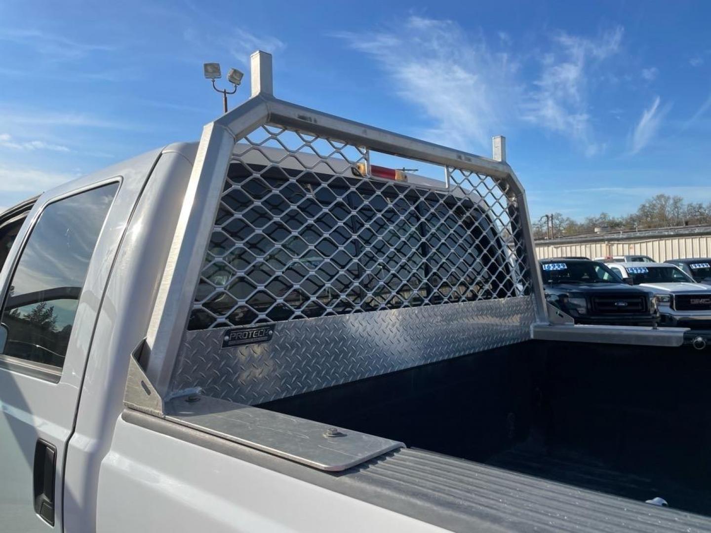 2005 Oxford White Clearcoat Ford F-250 Super Duty Lariat (1FTSW21P35E) with an 6.0L Power Stroke 6.0L Diesel Turbo V8 325hp 560ft. lbs. Direct Injection engine, 5-Speed Automatic transmission, located at 800 Riverside Ave, Roseville, CA, 95678, (916) 773-4549, 38.732265, -121.291039 - DIESEL CREW CAB 4X4 FX4 LARIAT LIFTGATE WINCH - Photo#12