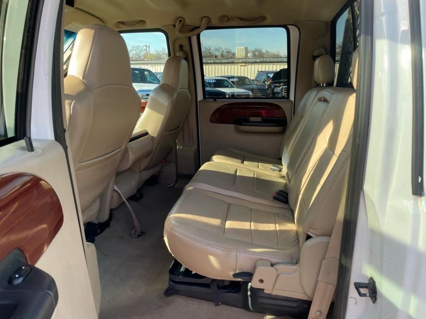 2005 Oxford White Clearcoat Ford F-250 Super Duty Lariat (1FTSW21P35E) with an 6.0L Power Stroke 6.0L Diesel Turbo V8 325hp 560ft. lbs. Direct Injection engine, 5-Speed Automatic transmission, located at 800 Riverside Ave, Roseville, CA, 95678, (916) 773-4549, 38.732265, -121.291039 - DIESEL CREW CAB 4X4 FX4 LARIAT LIFTGATE WINCH - Photo#14