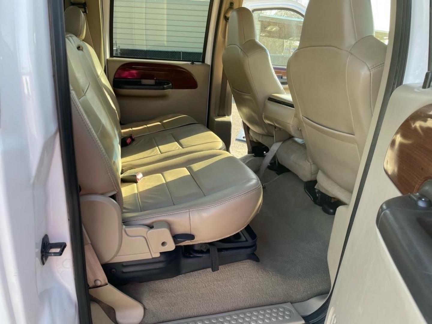 2005 Oxford White Clearcoat Ford F-250 Super Duty Lariat (1FTSW21P35E) with an 6.0L Power Stroke 6.0L Diesel Turbo V8 325hp 560ft. lbs. Direct Injection engine, 5-Speed Automatic transmission, located at 800 Riverside Ave, Roseville, CA, 95678, (916) 773-4549, 38.732265, -121.291039 - DIESEL CREW CAB 4X4 FX4 LARIAT LIFTGATE WINCH - Photo#16
