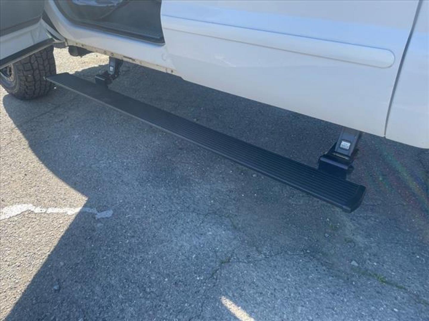 2005 Oxford White Clearcoat Ford F-250 Super Duty Lariat (1FTSW21PX5E) with an 6.0L Power Stroke 6.0L Diesel Turbo V8 325hp 560ft. lbs. Direct Injection engine, 5-Speed Automatic transmission, located at 800 Riverside Ave, Roseville, CA, 95678, (916) 773-4549, 38.732265, -121.291039 - DIESEL CREW CAB 4X4 FX4 LARIAT HEADSTUDS LIFTED AIR BAG SUSPENSION POWER RUNNING BOARDS CLEAN CARFAX - Photo#2