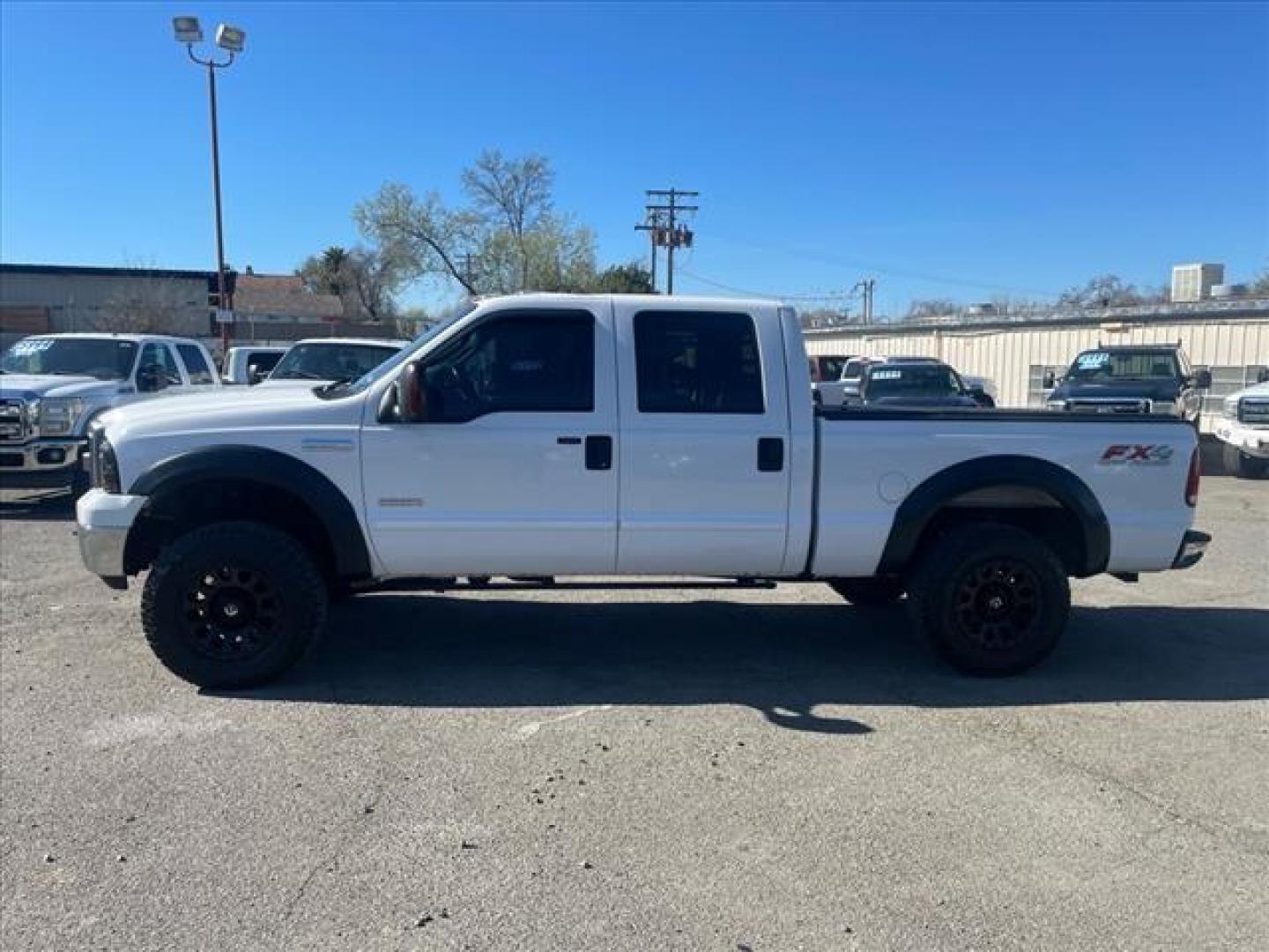 2005 Oxford White Clearcoat Ford F-250 Super Duty Lariat (1FTSW21PX5E) with an 6.0L Power Stroke 6.0L Diesel Turbo V8 325hp 560ft. lbs. Direct Injection engine, 5-Speed Automatic transmission, located at 800 Riverside Ave, Roseville, CA, 95678, (916) 773-4549, 38.732265, -121.291039 - DIESEL CREW CAB 4X4 FX4 LARIAT HEADSTUDS LIFTED AIR BAG SUSPENSION POWER RUNNING BOARDS CLEAN CARFAX - Photo#5