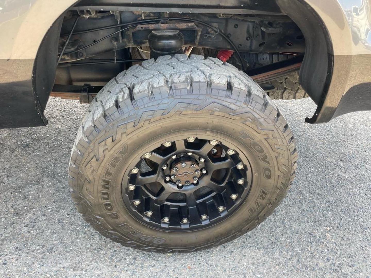2003 Dark Shadow Grey Metallic/Black Ford F-250 Super Duty Lariat (1FTNW21P53E) with an Power Stroke 6.0L Diesel Turbo V8 325hp 560ft. lbs. Other engine, 5-Speed Automatic transmission, located at 800 Riverside Ave, Roseville, CA, 95678, (916) 773-4549, 38.732265, -121.291039 - Photo#4