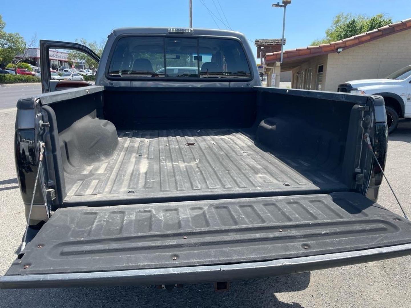 2003 Dark Shadow Grey Metallic/Black Ford F-250 Super Duty Lariat (1FTNW21P53E) with an Power Stroke 6.0L Diesel Turbo V8 325hp 560ft. lbs. Other engine, 5-Speed Automatic transmission, located at 800 Riverside Ave, Roseville, CA, 95678, (916) 773-4549, 38.732265, -121.291039 - Photo#6