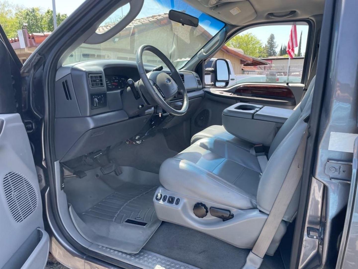 2003 Dark Shadow Grey Metallic/Black Ford F-250 Super Duty Lariat (1FTNW21P53E) with an Power Stroke 6.0L Diesel Turbo V8 325hp 560ft. lbs. Other engine, 5-Speed Automatic transmission, located at 800 Riverside Ave, Roseville, CA, 95678, (916) 773-4549, 38.732265, -121.291039 - Photo#7