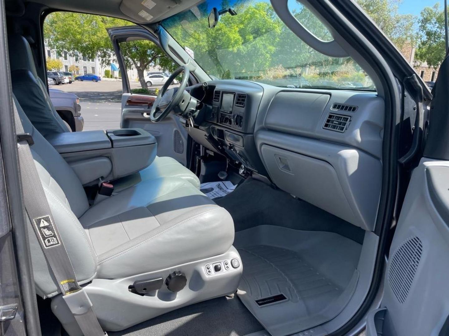2003 Dark Shadow Grey Metallic/Black Ford F-250 Super Duty Lariat (1FTNW21P53E) with an Power Stroke 6.0L Diesel Turbo V8 325hp 560ft. lbs. Other engine, 5-Speed Automatic transmission, located at 800 Riverside Ave, Roseville, CA, 95678, (916) 773-4549, 38.732265, -121.291039 - Photo#9