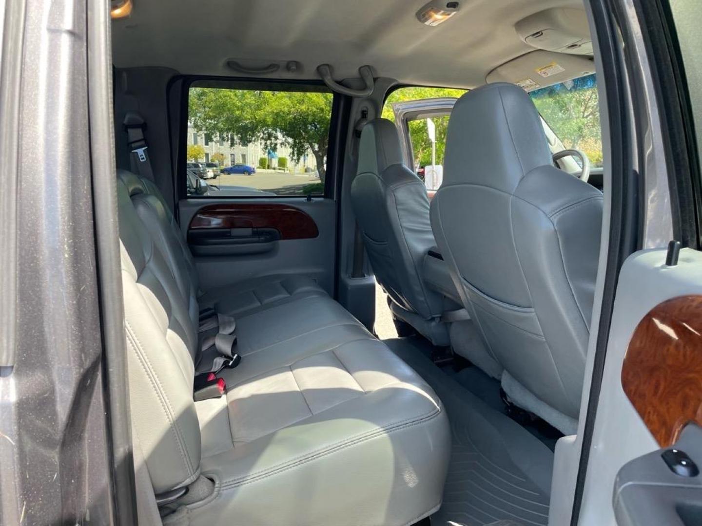 2003 Dark Shadow Grey Metallic/Black Ford F-250 Super Duty Lariat (1FTNW21P53E) with an Power Stroke 6.0L Diesel Turbo V8 325hp 560ft. lbs. Other engine, 5-Speed Automatic transmission, located at 800 Riverside Ave, Roseville, CA, 95678, (916) 773-4549, 38.732265, -121.291039 - Photo#10