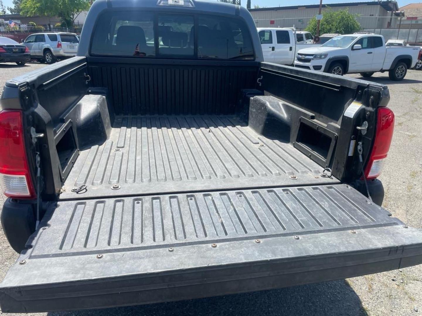 2017 Magnetic Gray Metallic Toyota Tacoma TRD Off-Road (3TMCZ5AN1HM) with an 3.5L 3.5L V6 278hp 265ft. lbs. Direct Injection engine, 6-Speed Shiftable Automatic transmission, located at 800 Riverside Ave, Roseville, CA, 95678, (916) 773-4549, 38.732265, -121.291039 - DOUBLE CAB TRD OFF ROAD 4X4 - Photo#9