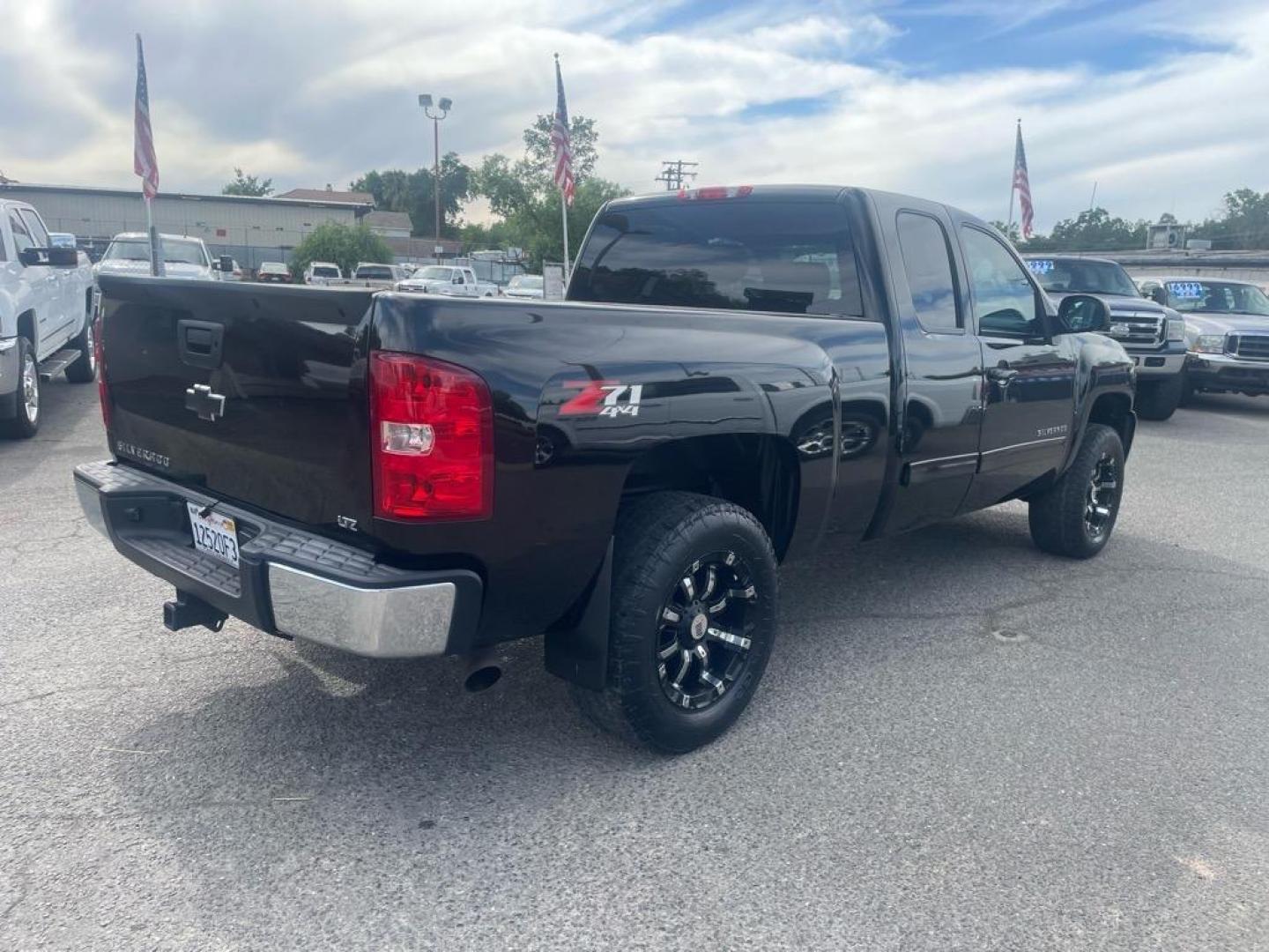 2013 Black Chevrolet Silverado 1500 LTZ (1GCRKTE7XDZ) with an 5.3L Vortec 5.3L Flex Fuel V8 315hp 335ft. lbs. Other engine, 6-Speed Shiftable Automatic transmission, located at 800 Riverside Ave, Roseville, CA, 95678, (916) 773-4549, 38.732265, -121.291039 - 4X4 Z71EXTENDED CAB LTZ LOW MILES - Photo#3