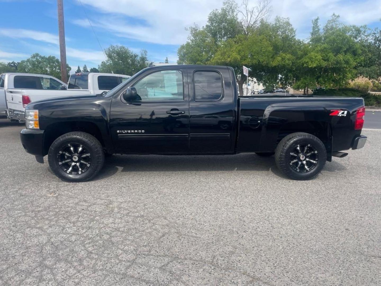 2013 Black Chevrolet Silverado 1500 LTZ (1GCRKTE7XDZ) with an 5.3L Vortec 5.3L Flex Fuel V8 315hp 335ft. lbs. Other engine, 6-Speed Shiftable Automatic transmission, located at 800 Riverside Ave, Roseville, CA, 95678, (916) 773-4549, 38.732265, -121.291039 - 4X4 Z71EXTENDED CAB LTZ LOW MILES - Photo#4