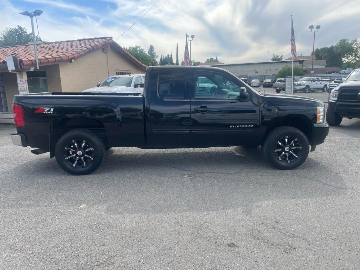 2013 Black Chevrolet Silverado 1500 LTZ (1GCRKTE7XDZ) with an 5.3L Vortec 5.3L Flex Fuel V8 315hp 335ft. lbs. Other engine, 6-Speed Shiftable Automatic transmission, located at 800 Riverside Ave, Roseville, CA, 95678, (916) 773-4549, 38.732265, -121.291039 - 4X4 Z71EXTENDED CAB LTZ LOW MILES - Photo#5
