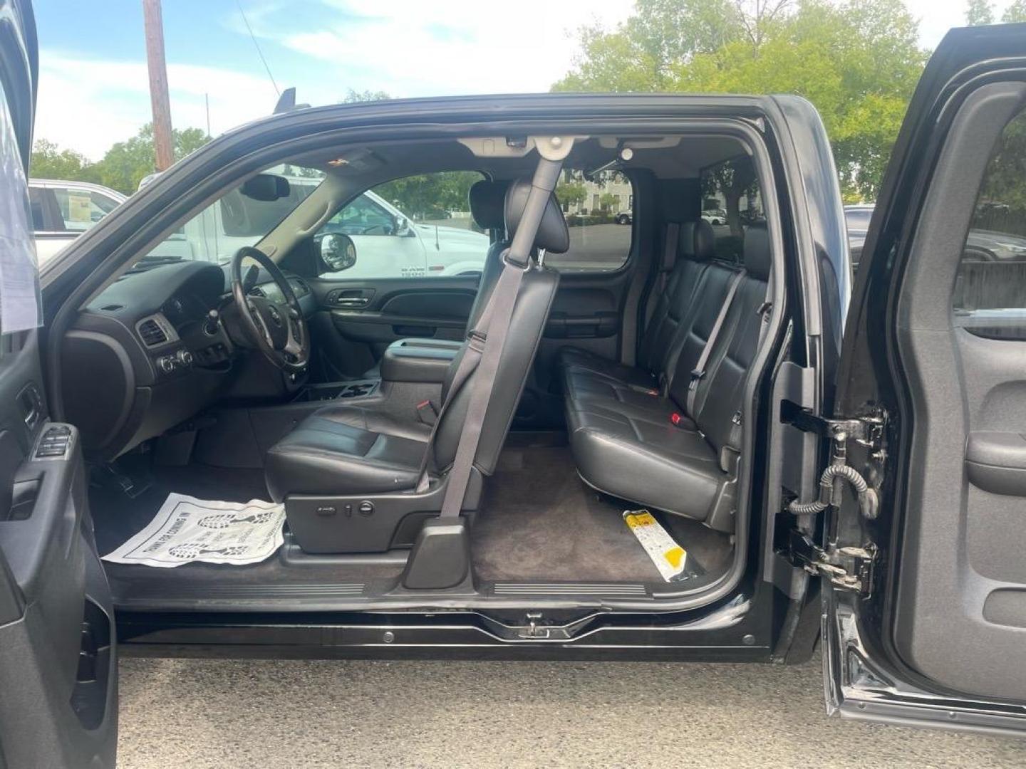 2013 Black Chevrolet Silverado 1500 LTZ (1GCRKTE7XDZ) with an 5.3L Vortec 5.3L Flex Fuel V8 315hp 335ft. lbs. Other engine, 6-Speed Shiftable Automatic transmission, located at 800 Riverside Ave, Roseville, CA, 95678, (916) 773-4549, 38.732265, -121.291039 - 4X4 Z71EXTENDED CAB LTZ LOW MILES - Photo#11