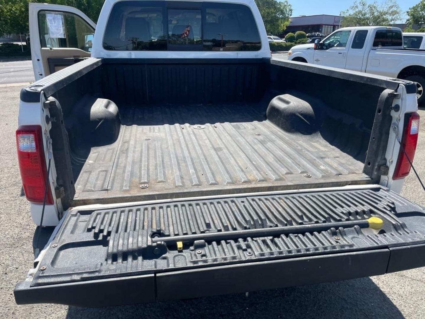 2013 Oxford White Ford F-250 Super Duty Lariat (1FT7W2BT4DE) with an 6.7L Power Stroke 6.7L Biodiesel Turbo V8 400hp 800ft. lbs. Common Rail Direct Injection engine, 6-Speed Shiftable Automatic transmission, located at 800 Riverside Ave, Roseville, CA, 95678, (916) 773-4549, 38.732265, -121.291039 - DIESEL CREW CAB 4X4 FX4 LARIAT MOON ROOF SERVICE RECORDS - Photo#8