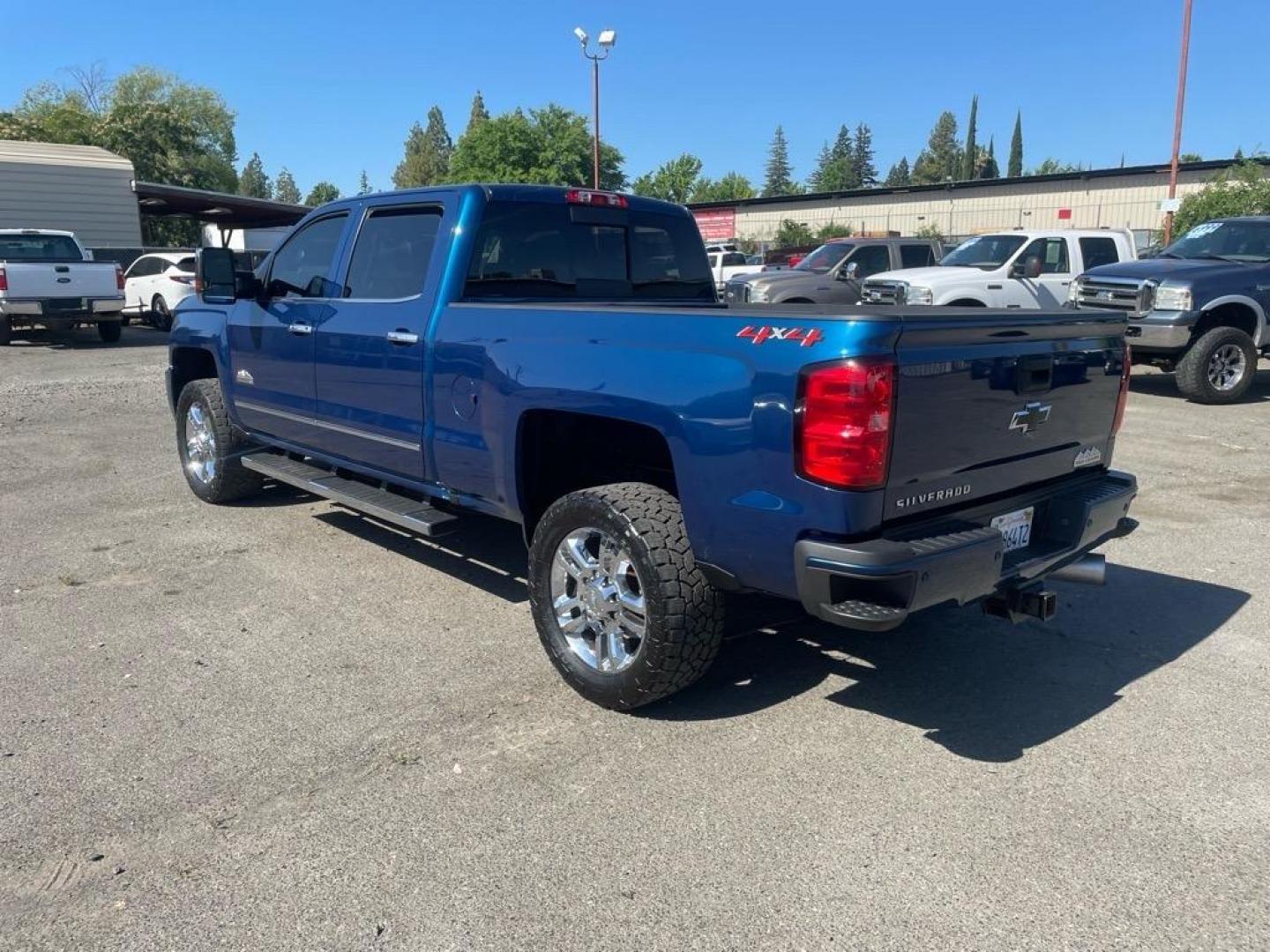 2019 Deep Ocean Blue Metallic Chevrolet Silverado 2500HD High Country (1GC1KUEY9KF) with an 6.6L Duramax 6.6L Biodiesel Turbo V8 445hp 910ft. lbs. Common Rail Direct Injection engine, Allison 1000 6-Speed Shiftable Automatic transmission, located at 800 Riverside Ave, Roseville, CA, 95678, (916) 773-4549, 38.732265, -121.291039 - DURAMAX DIESEL CREW CAB 4X4 HIGH COUNTRY ALLISON TRANSMISSION ONE OWNER - Photo#3