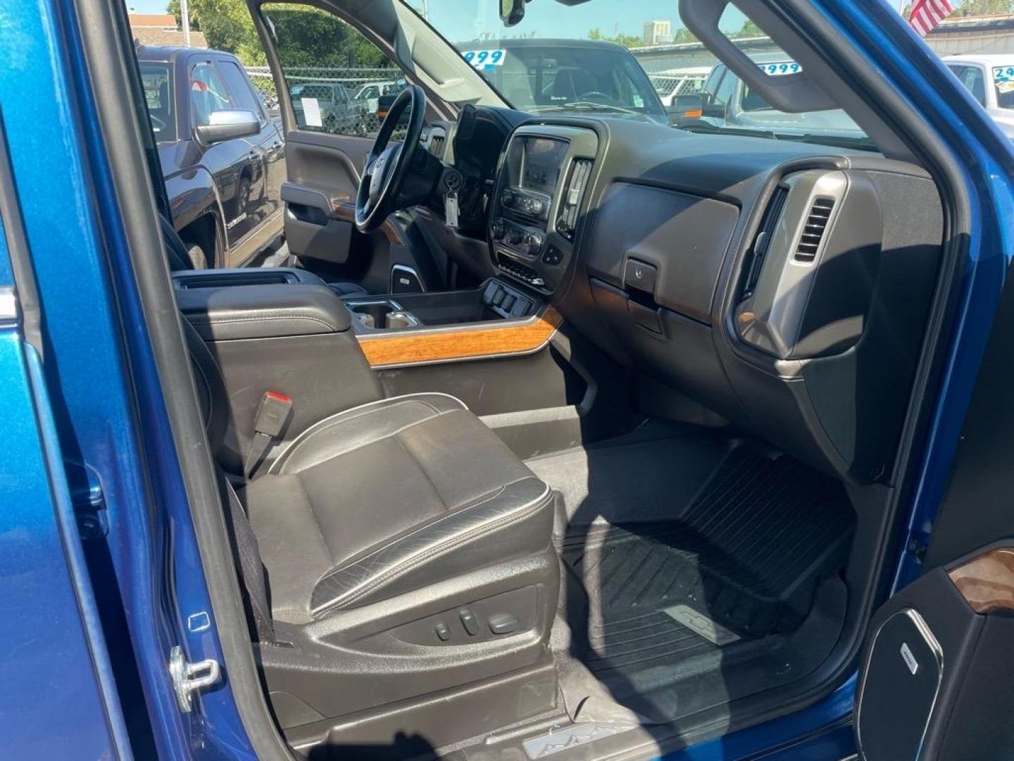 2019 Deep Ocean Blue Metallic Chevrolet Silverado 2500HD High Country (1GC1KUEY9KF) with an 6.6L Duramax 6.6L Biodiesel Turbo V8 445hp 910ft. lbs. Common Rail Direct Injection engine, Allison 1000 6-Speed Shiftable Automatic transmission, located at 800 Riverside Ave, Roseville, CA, 95678, (916) 773-4549, 38.732265, -121.291039 - DURAMAX DIESEL CREW CAB 4X4 HIGH COUNTRY ALLISON TRANSMISSION ONE OWNER - Photo#14
