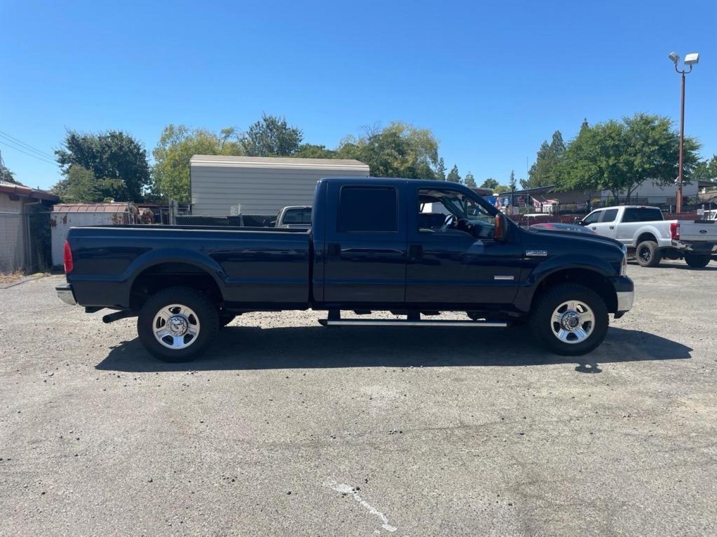 2005 True Blue Clearcoat Metallic Ford F-350 Super Duty Lariat (1FTWW31P25E) with an 6.0L Power Stroke 6.0L Diesel Turbo V8 325hp 560ft. lbs. Direct Injection engine, 5-Speed Automatic transmission, located at 800 Riverside Ave, Roseville, CA, 95678, (916) 773-4549, 38.732265, -121.291039 - DIESEL CREW CAB 4X4 LARIAT LOW MILES BULLET PROOF EGR AND OIL COOLER MOON ROOF CLEAN CARFAX - Photo#5