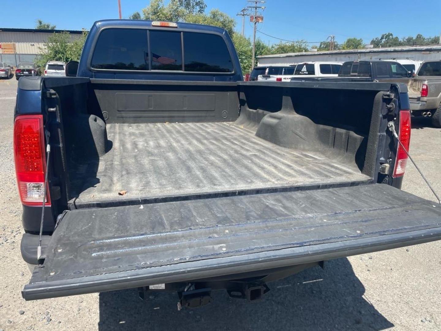 2005 True Blue Clearcoat Metallic Ford F-350 Super Duty Lariat (1FTWW31P25E) with an 6.0L Power Stroke 6.0L Diesel Turbo V8 325hp 560ft. lbs. Direct Injection engine, 5-Speed Automatic transmission, located at 800 Riverside Ave, Roseville, CA, 95678, (916) 773-4549, 38.732265, -121.291039 - DIESEL CREW CAB 4X4 LARIAT LOW MILES BULLET PROOF EGR AND OIL COOLER MOON ROOF CLEAN CARFAX - Photo#9