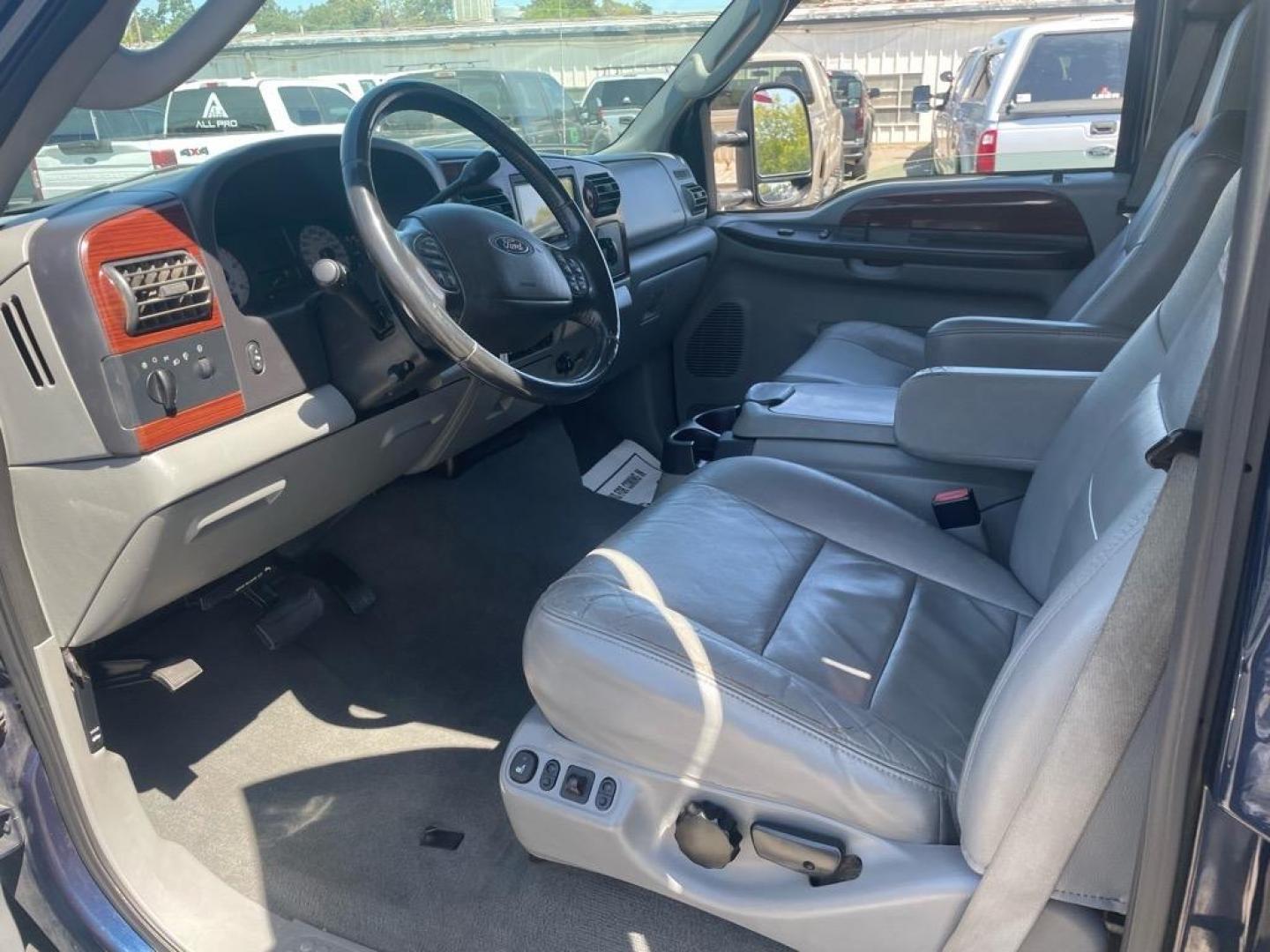 2005 True Blue Clearcoat Metallic Ford F-350 Super Duty Lariat (1FTWW31P25E) with an 6.0L Power Stroke 6.0L Diesel Turbo V8 325hp 560ft. lbs. Direct Injection engine, 5-Speed Automatic transmission, located at 800 Riverside Ave, Roseville, CA, 95678, (916) 773-4549, 38.732265, -121.291039 - DIESEL CREW CAB 4X4 LARIAT LOW MILES BULLET PROOF EGR AND OIL COOLER MOON ROOF CLEAN CARFAX - Photo#11