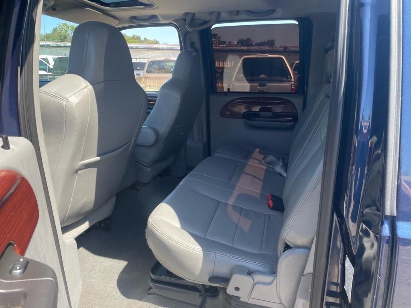 2005 True Blue Clearcoat Metallic Ford F-350 Super Duty Lariat (1FTWW31P25E) with an 6.0L Power Stroke 6.0L Diesel Turbo V8 325hp 560ft. lbs. Direct Injection engine, 5-Speed Automatic transmission, located at 800 Riverside Ave, Roseville, CA, 95678, (916) 773-4549, 38.732265, -121.291039 - DIESEL CREW CAB 4X4 LARIAT LOW MILES BULLET PROOF EGR AND OIL COOLER MOON ROOF CLEAN CARFAX - Photo#12