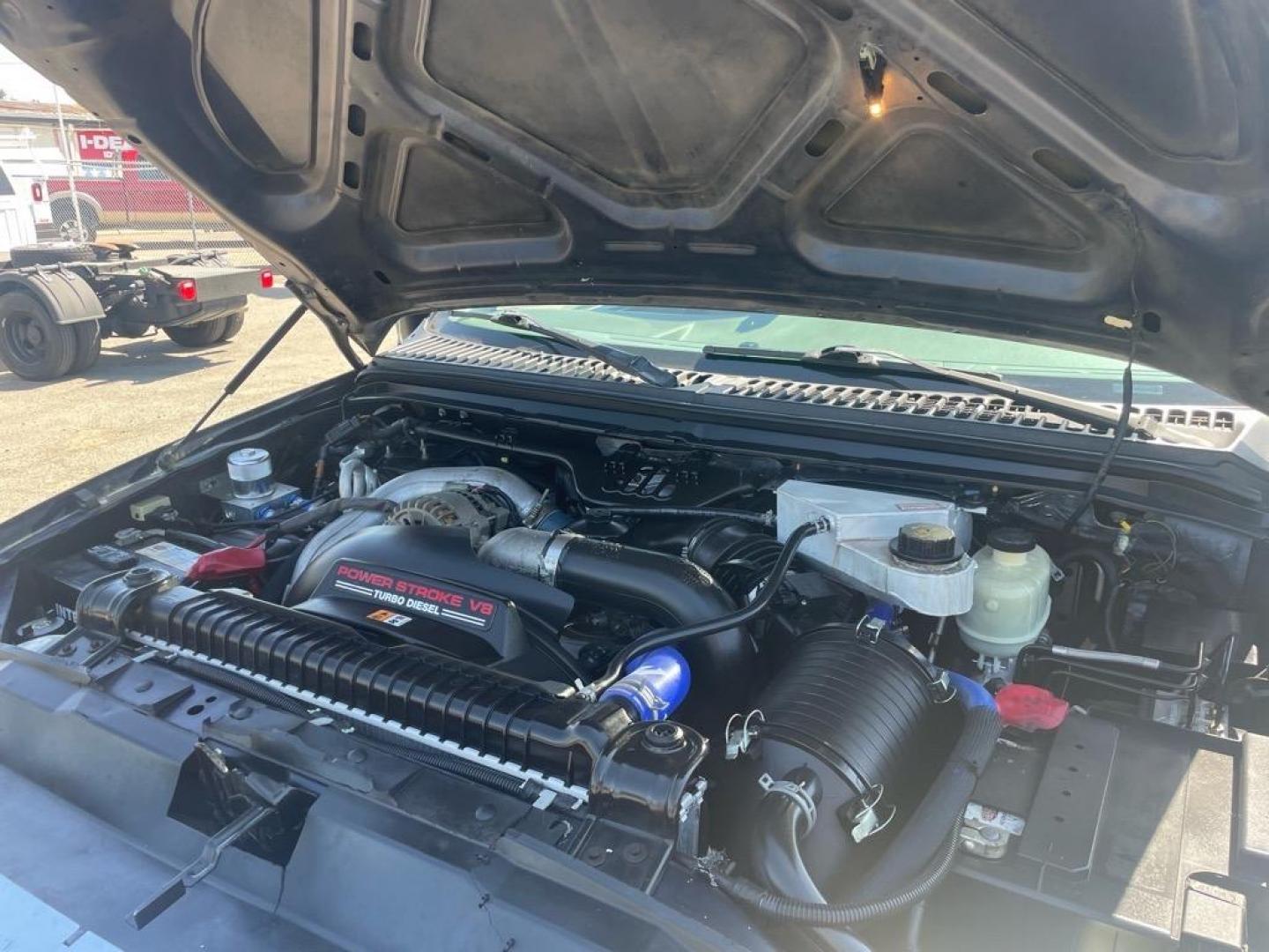 2005 True Blue Clearcoat Metallic Ford F-350 Super Duty Lariat (1FTWW31P25E) with an 6.0L Power Stroke 6.0L Diesel Turbo V8 325hp 560ft. lbs. Direct Injection engine, 5-Speed Automatic transmission, located at 800 Riverside Ave, Roseville, CA, 95678, (916) 773-4549, 38.732265, -121.291039 - DIESEL CREW CAB 4X4 LARIAT LOW MILES BULLET PROOF EGR AND OIL COOLER MOON ROOF CLEAN CARFAX - Photo#15