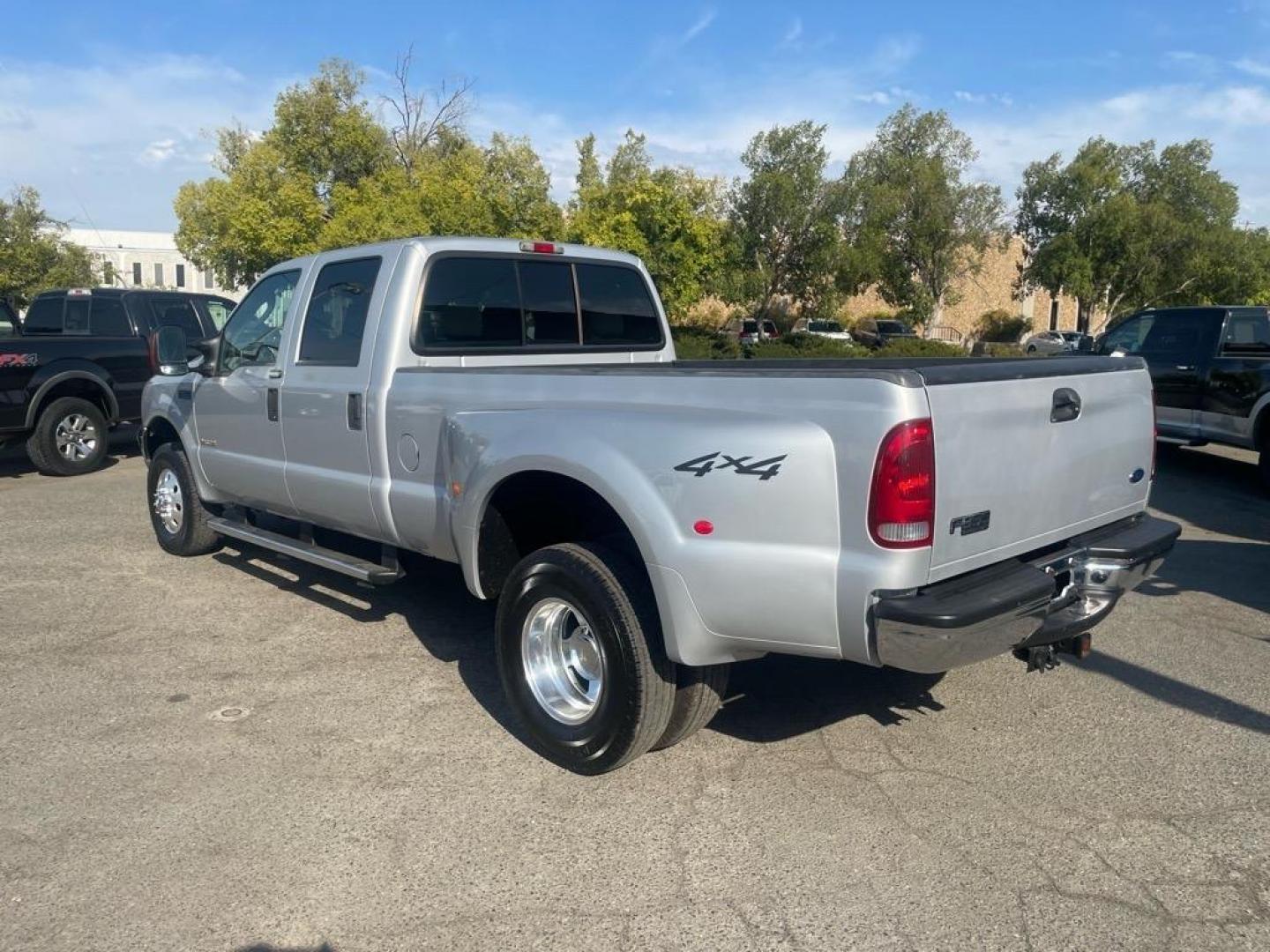 2004 Silver Clearcoat Metallic Ford F-350 Super Duty XLT (1FTWW33P94E) with an Power Stroke 6.0L Diesel Turbo V8 325hp 560ft. lbs. Other engine, 5-Speed Automatic transmission, located at 800 Riverside Ave, Roseville, CA, 95678, (916) 773-4549, 38.732265, -121.291039 - DIESEL CREW CAB 4X4 XLT ONE OWNER SERVICE RECORDS - Photo#2